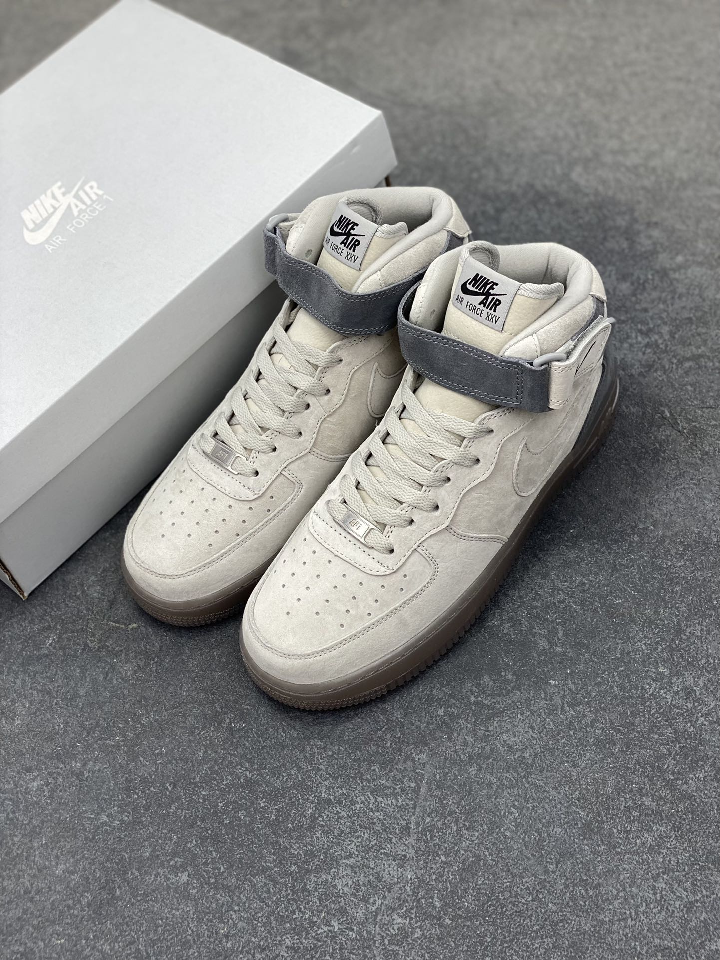 图片[8]-福利特价 Air Force 1 MID x Reigning Champ 卫冕冠军水晶底黑勾联名款 空军中邦原楦头原纸板 打造纯正空军版型专注外贸渠道 全掌内置蜂窝气垫 #原盒配件 原厂中底钢印、拉帮完美 货号：807618-200 尺码：36 36.5 37.5 38 38.5 39 40 40.5 41 42 42.5 43 44 44.5 45-选品中心