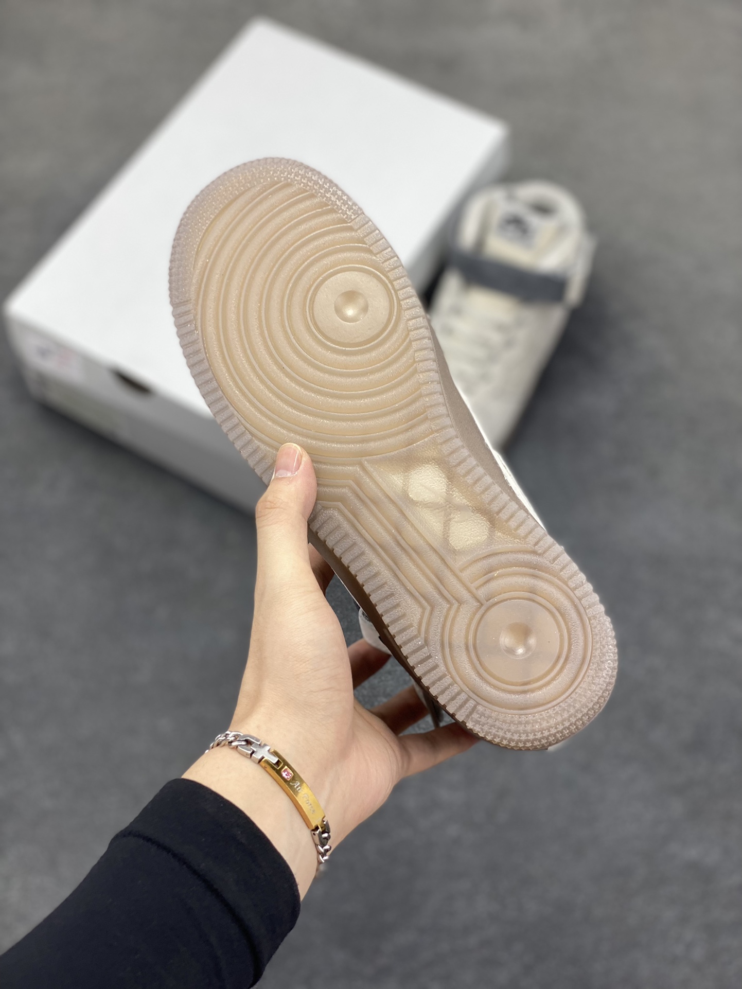 图片[5]-福利特价 Air Force 1 MID x Reigning Champ 卫冕冠军水晶底黑勾联名款 空军中邦原楦头原纸板 打造纯正空军版型专注外贸渠道 全掌内置蜂窝气垫 #原盒配件 原厂中底钢印、拉帮完美 货号：807618-200 尺码：36 36.5 37.5 38 38.5 39 40 40.5 41 42 42.5 43 44 44.5 45-选品中心