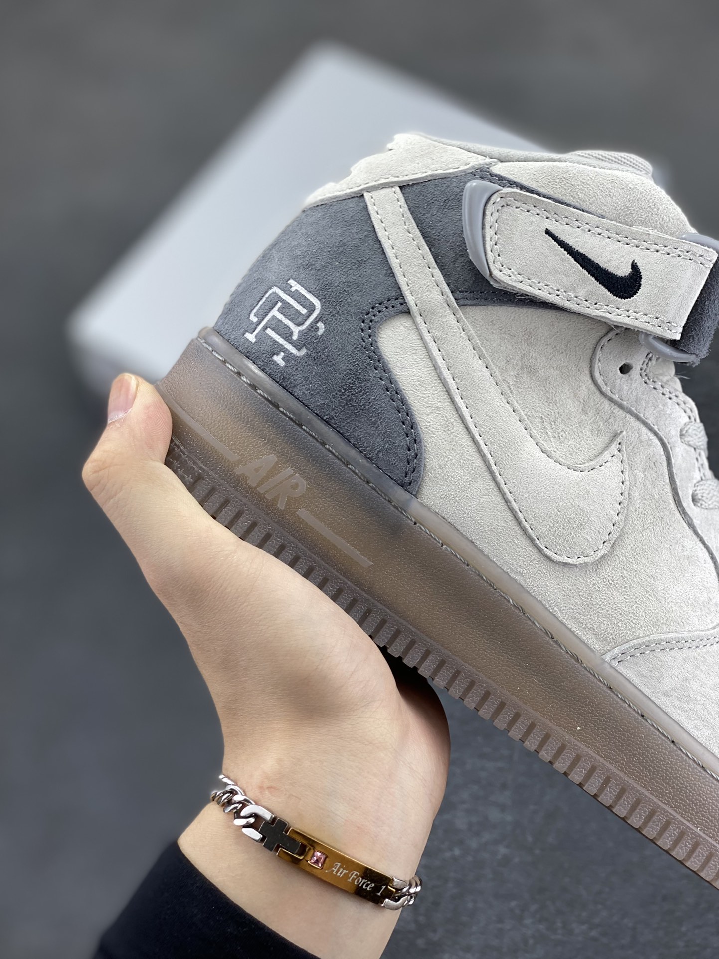 图片[6]-福利特价 Air Force 1 MID x Reigning Champ 卫冕冠军水晶底黑勾联名款 空军中邦原楦头原纸板 打造纯正空军版型专注外贸渠道 全掌内置蜂窝气垫 #原盒配件 原厂中底钢印、拉帮完美 货号：807618-200 尺码：36 36.5 37.5 38 38.5 39 40 40.5 41 42 42.5 43 44 44.5 45-选品中心