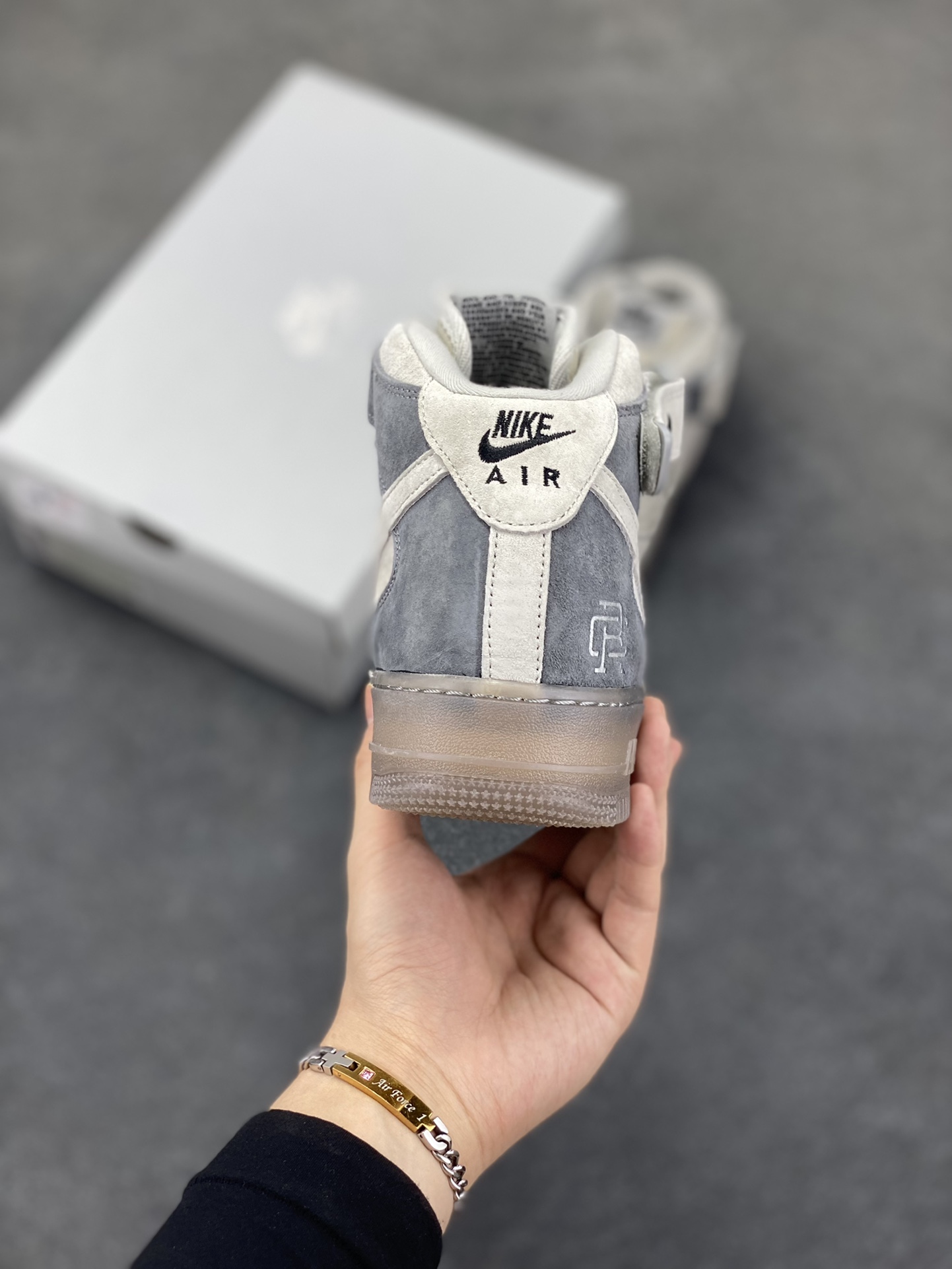 图片[4]-福利特价 Air Force 1 MID x Reigning Champ 卫冕冠军水晶底黑勾联名款 空军中邦原楦头原纸板 打造纯正空军版型专注外贸渠道 全掌内置蜂窝气垫 #原盒配件 原厂中底钢印、拉帮完美 货号：807618-200 尺码：36 36.5 37.5 38 38.5 39 40 40.5 41 42 42.5 43 44 44.5 45-选品中心