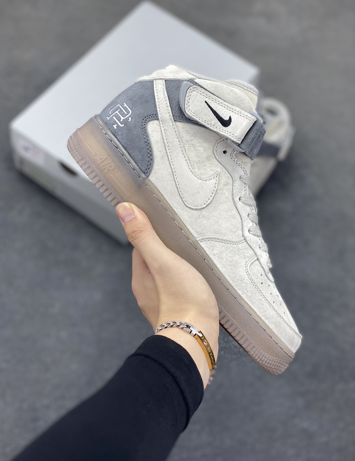 福利特价 Air Force 1 MID x Reigning Champ 卫冕冠军水晶底黑勾联名款 空军中邦原楦头原纸板 打造纯正空军版型专注外贸渠道 全掌内置蜂窝气垫 #原盒配件 原厂中底钢印、拉帮完美 货号：807618-200 尺码：36 36.5 37.5 38 38.5 39 40 40.5 41 42 42.5 43 44 44.5 45-选品中心