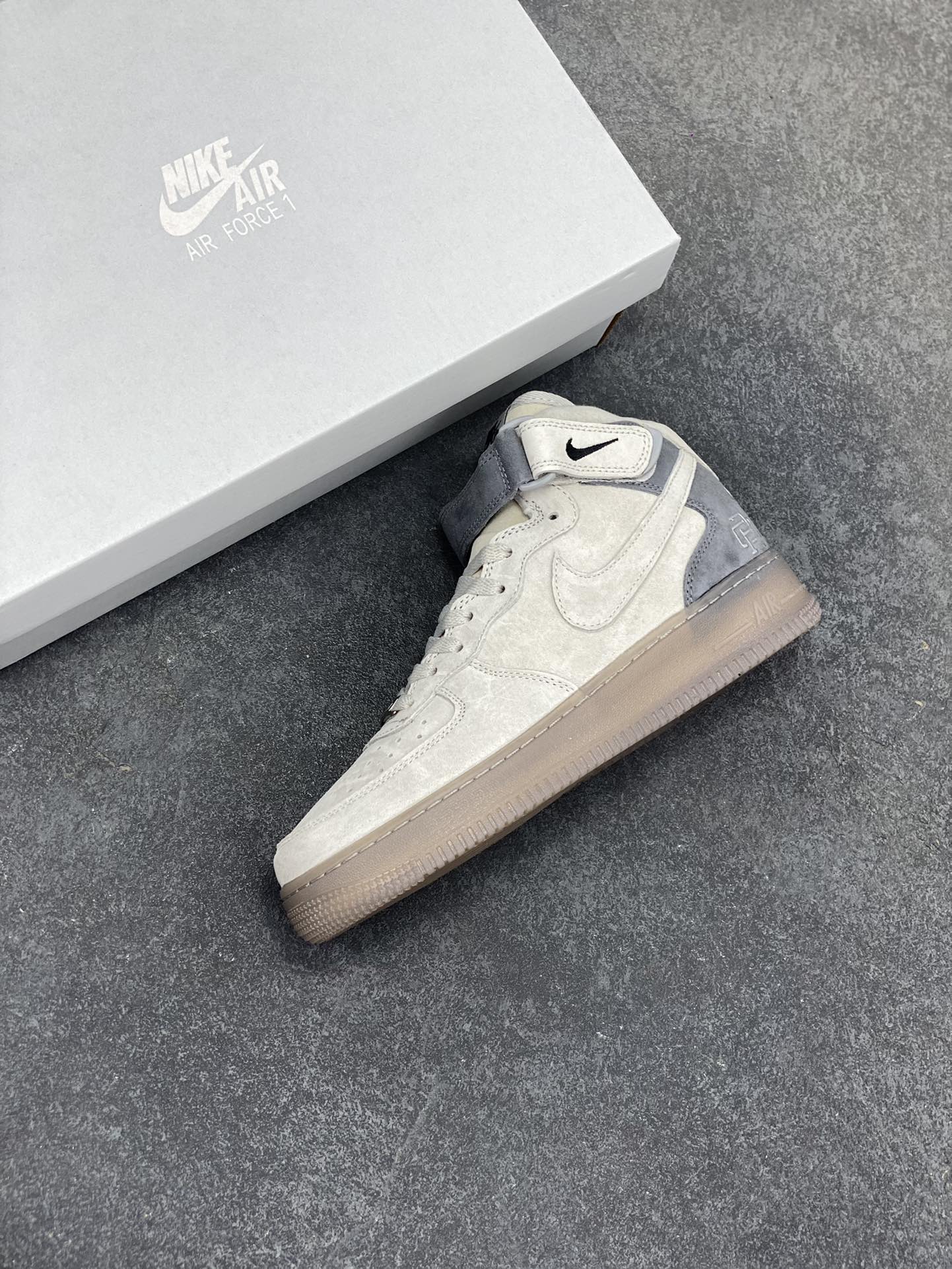 图片[7]-福利特价 Air Force 1 MID x Reigning Champ 卫冕冠军水晶底黑勾联名款 空军中邦原楦头原纸板 打造纯正空军版型专注外贸渠道 全掌内置蜂窝气垫 #原盒配件 原厂中底钢印、拉帮完美 货号：807618-200 尺码：36 36.5 37.5 38 38.5 39 40 40.5 41 42 42.5 43 44 44.5 45-选品中心