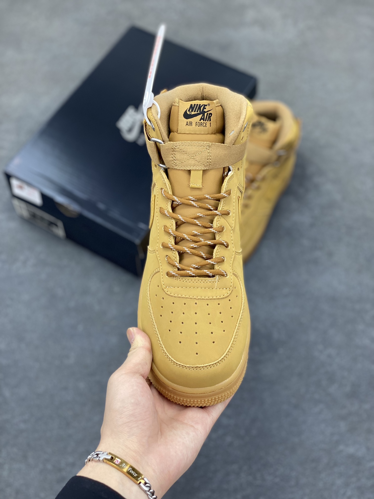 图片[2]-福利特价 Nike Air Force 1\’07 高帮小麦 空军一号休闲运动板鞋 原楦头原纸板 打造纯正空军版型#专注外贸渠道 全掌内置蜂窝气垫 #原盒配件 原厂中底钢印、拉帮完美 货号：DJ9178-200 尺码：36 36.5 37.5 38 38.5 39 40 40.5 41 42 42.5 43 44 44.5 45-选品中心