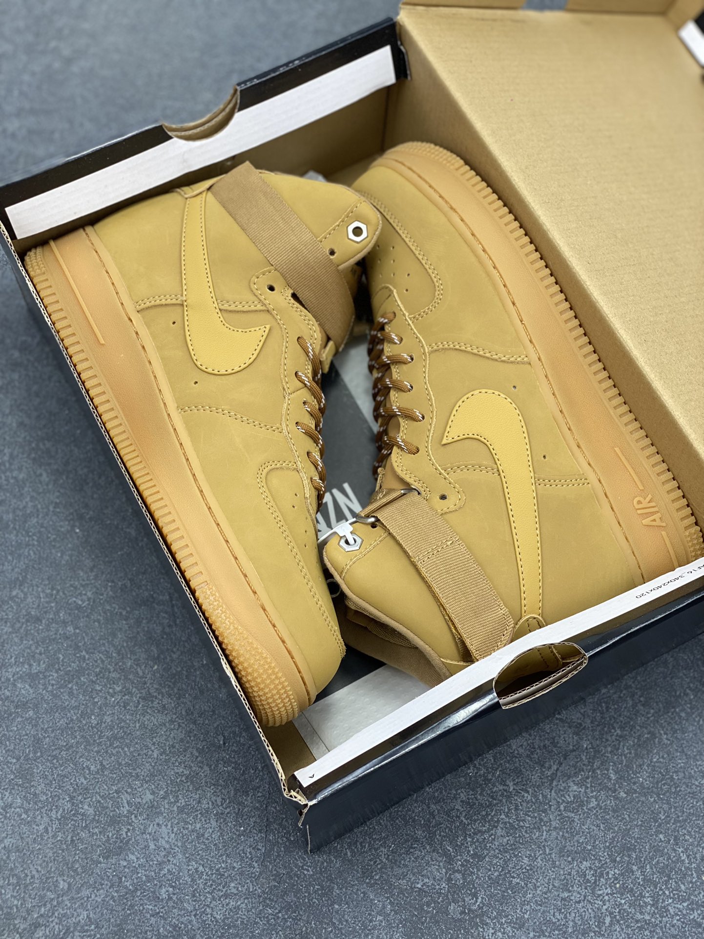 图片[9]-福利特价 Nike Air Force 1\’07 高帮小麦 空军一号休闲运动板鞋 原楦头原纸板 打造纯正空军版型#专注外贸渠道 全掌内置蜂窝气垫 #原盒配件 原厂中底钢印、拉帮完美 货号：DJ9178-200 尺码：36 36.5 37.5 38 38.5 39 40 40.5 41 42 42.5 43 44 44.5 45-选品中心