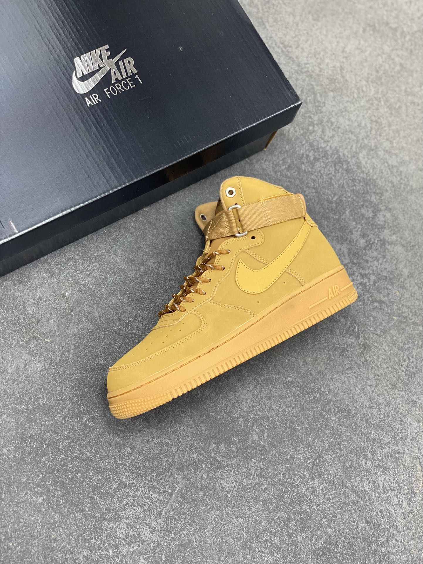 图片[7]-福利特价 Nike Air Force 1\’07 高帮小麦 空军一号休闲运动板鞋 原楦头原纸板 打造纯正空军版型#专注外贸渠道 全掌内置蜂窝气垫 #原盒配件 原厂中底钢印、拉帮完美 货号：DJ9178-200 尺码：36 36.5 37.5 38 38.5 39 40 40.5 41 42 42.5 43 44 44.5 45-选品中心