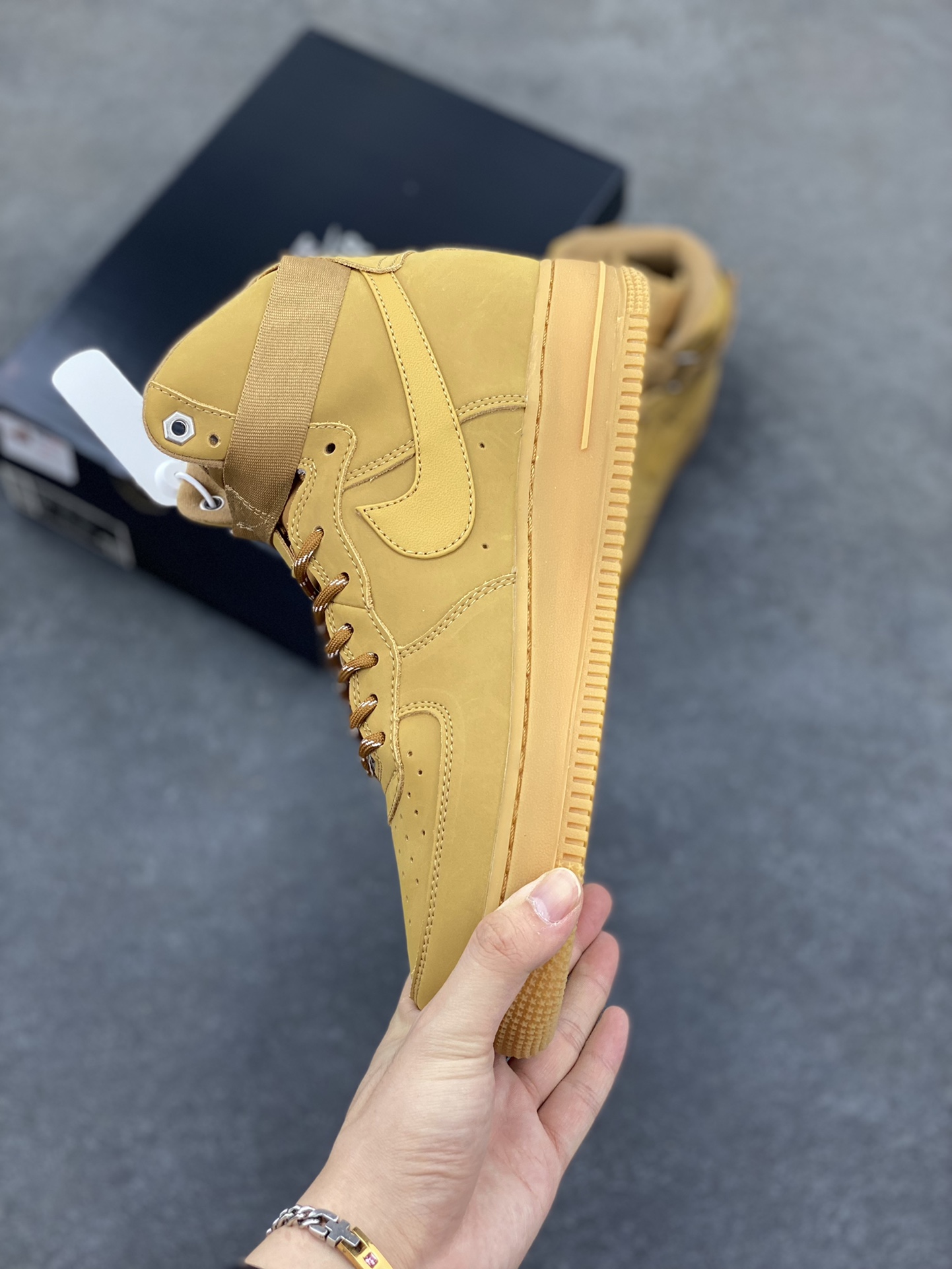 图片[3]-福利特价 Nike Air Force 1\’07 高帮小麦 空军一号休闲运动板鞋 原楦头原纸板 打造纯正空军版型#专注外贸渠道 全掌内置蜂窝气垫 #原盒配件 原厂中底钢印、拉帮完美 货号：DJ9178-200 尺码：36 36.5 37.5 38 38.5 39 40 40.5 41 42 42.5 43 44 44.5 45-选品中心
