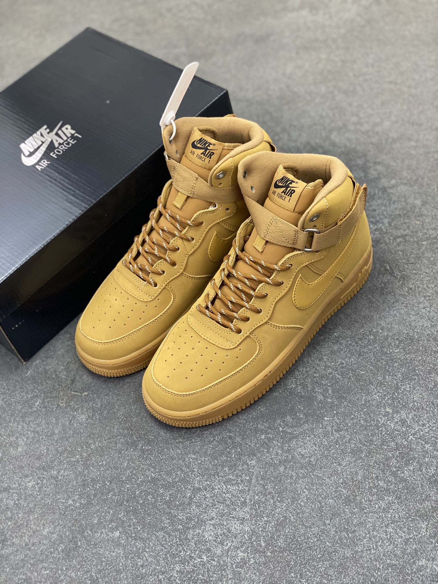 图片[8]-福利特价 Nike Air Force 1\’07 高帮小麦 空军一号休闲运动板鞋 原楦头原纸板 打造纯正空军版型#专注外贸渠道 全掌内置蜂窝气垫 #原盒配件 原厂中底钢印、拉帮完美 货号：DJ9178-200 尺码：36 36.5 37.5 38 38.5 39 40 40.5 41 42 42.5 43 44 44.5 45-选品中心