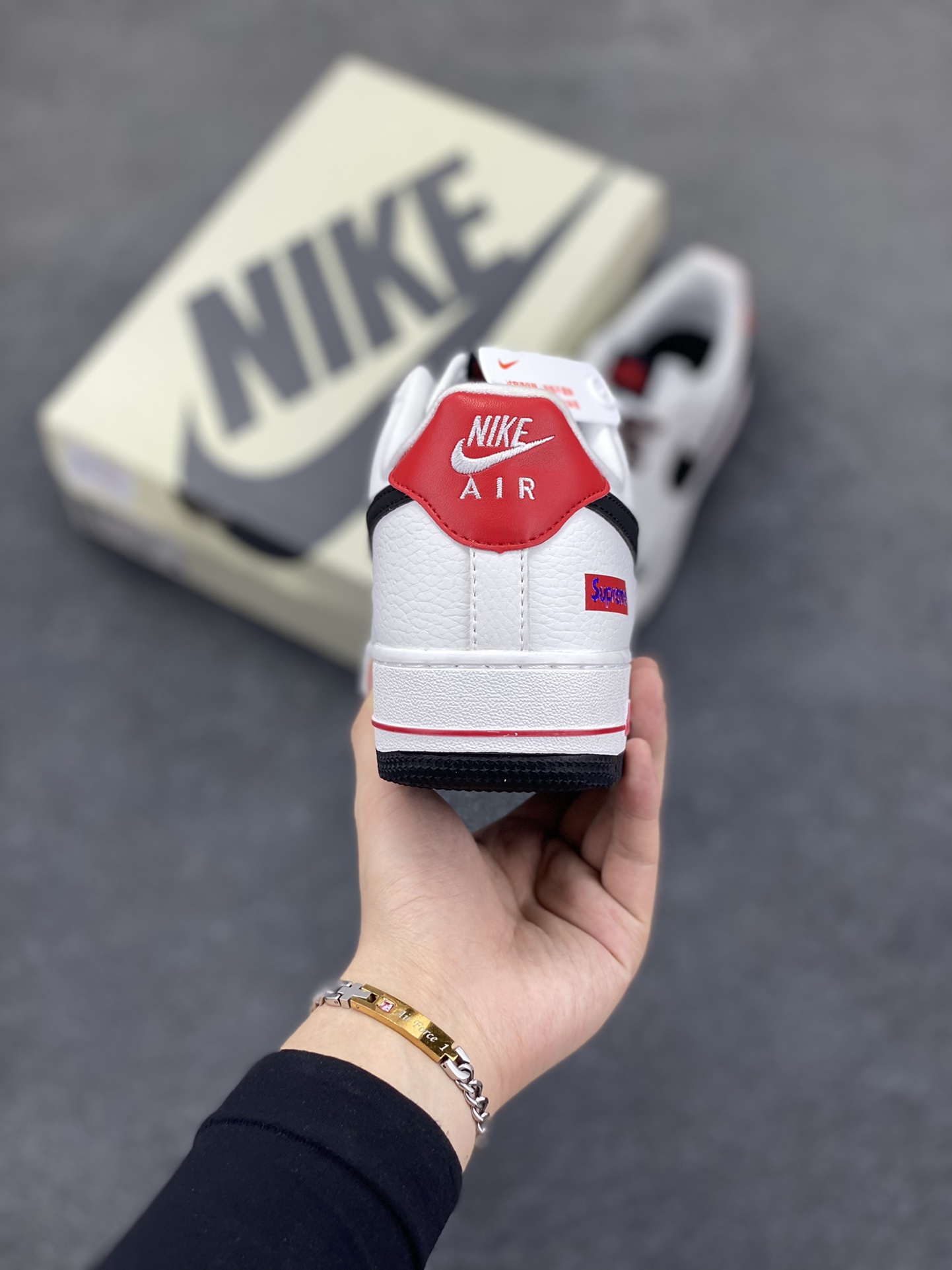 图片[4]-NIke Air Force 1 \’07 Low “Supreme联名”空军一号 低帮 运动鞋 休闲鞋 折边针车 工艺难度大 原楦头原纸板 原装鞋盒 定制五金配件 内置全掌气垫 原厂鞋底 货号：DQ6628-159 尺码：36 36.5 37.5 38 38.5 39 40 40.5 41 42 42.5 43 44 44.5 45-选品中心