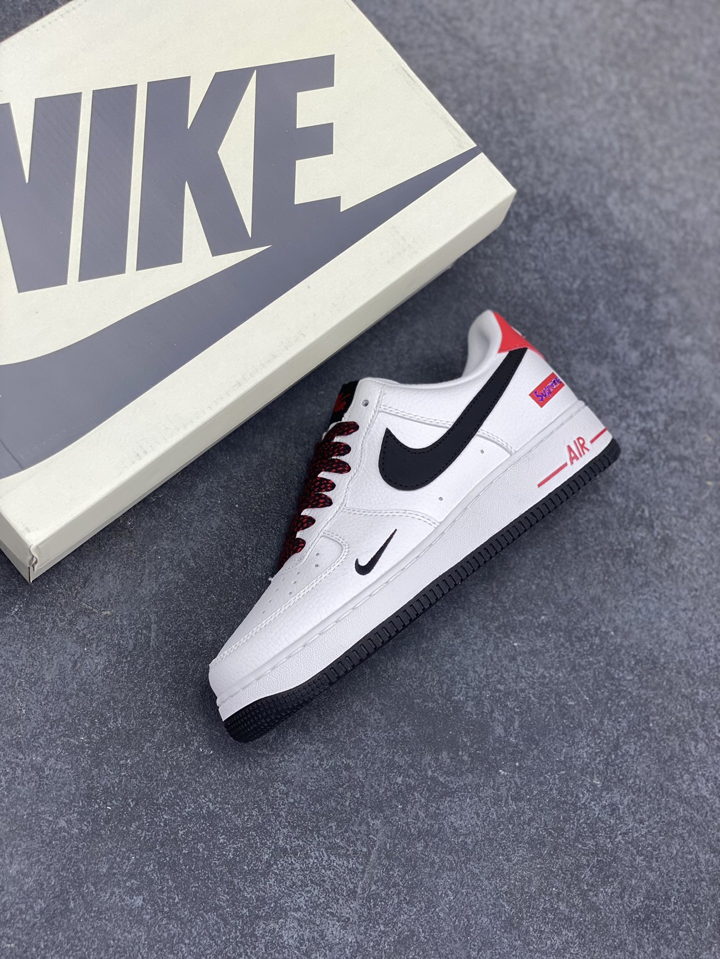 图片[7]-NIke Air Force 1 \’07 Low “Supreme联名”空军一号 低帮 运动鞋 休闲鞋 折边针车 工艺难度大 原楦头原纸板 原装鞋盒 定制五金配件 内置全掌气垫 原厂鞋底 货号：DQ6628-159 尺码：36 36.5 37.5 38 38.5 39 40 40.5 41 42 42.5 43 44 44.5 45-选品中心