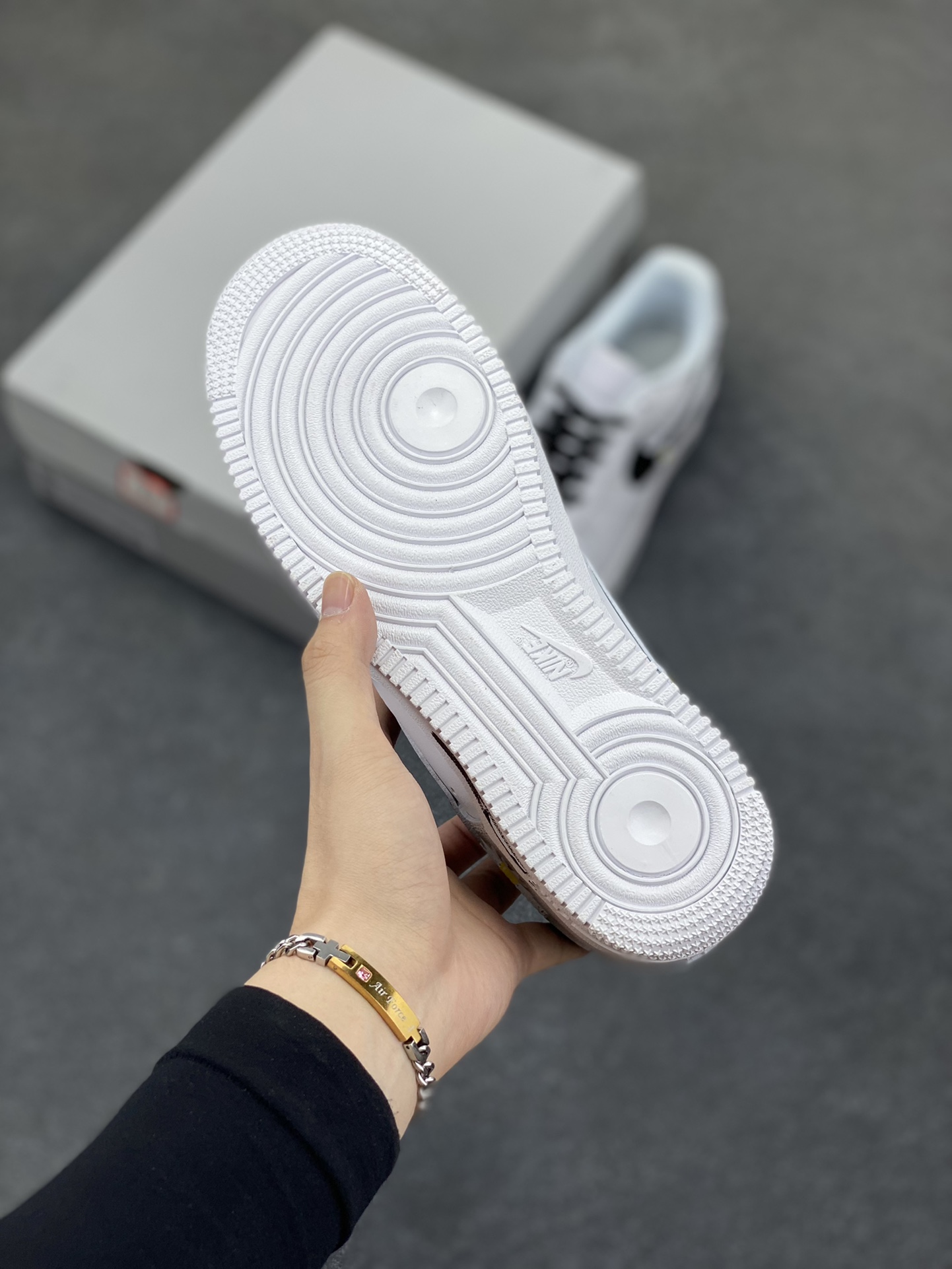 图片[5]-Nike Air Force 1 Low 空军一号低帮百搭休闲运动板鞋。柔软、弹性十足的缓震性能和出色的中底设计，横跨复古与现代的外型结合，造就出风靡全球三十多年的Force 1，直到今天还深受青睐。 货号：CW2288-111 尺码：36 36.5 37.5 38 38.5 39 40 40.5 41 42 42.5 43 44 44.5 45-选品中心