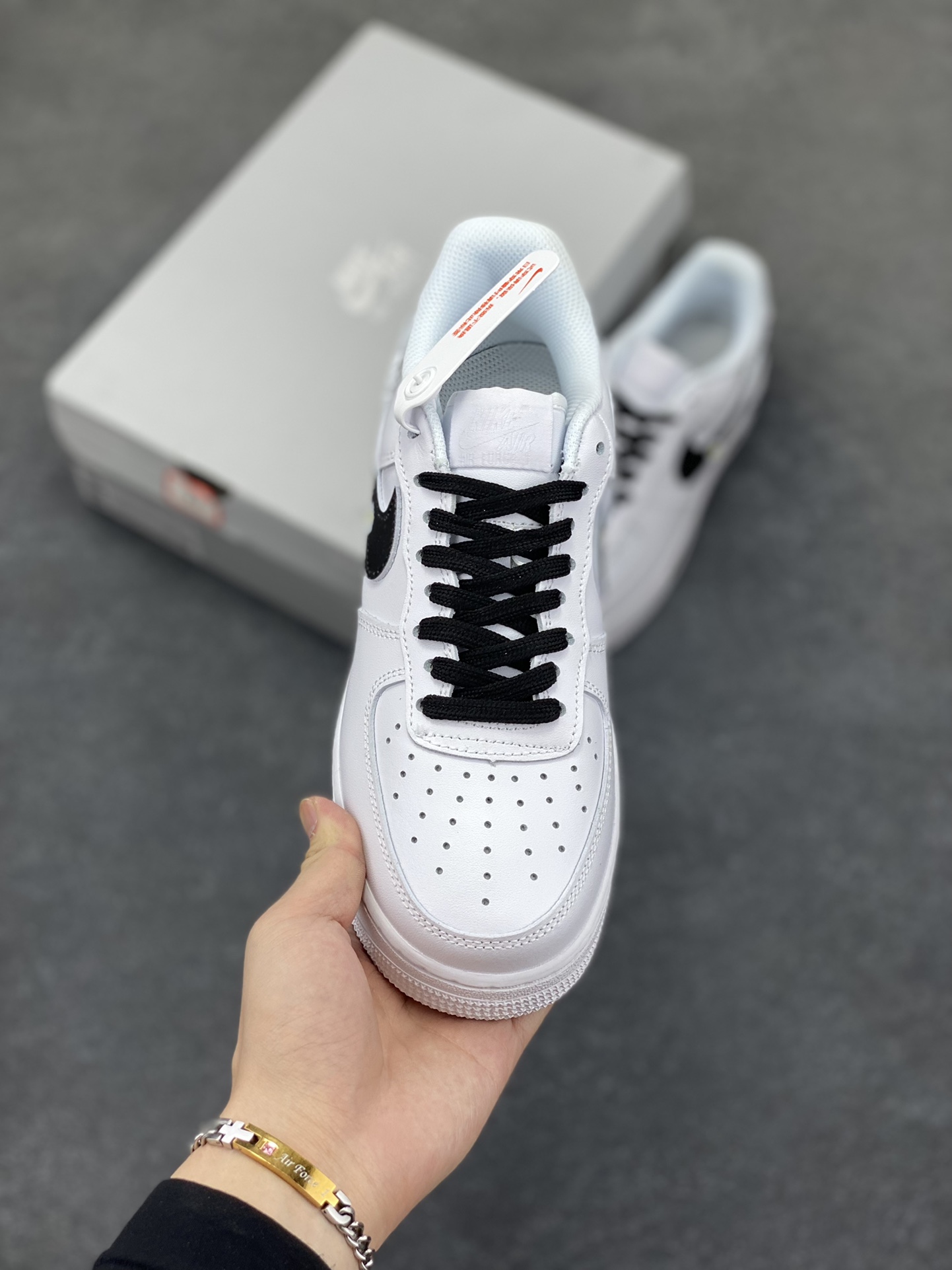 图片[2]-Nike Air Force 1 Low 空军一号低帮百搭休闲运动板鞋。柔软、弹性十足的缓震性能和出色的中底设计，横跨复古与现代的外型结合，造就出风靡全球三十多年的Force 1，直到今天还深受青睐。 货号：CW2288-111 尺码：36 36.5 37.5 38 38.5 39 40 40.5 41 42 42.5 43 44 44.5 45-选品中心