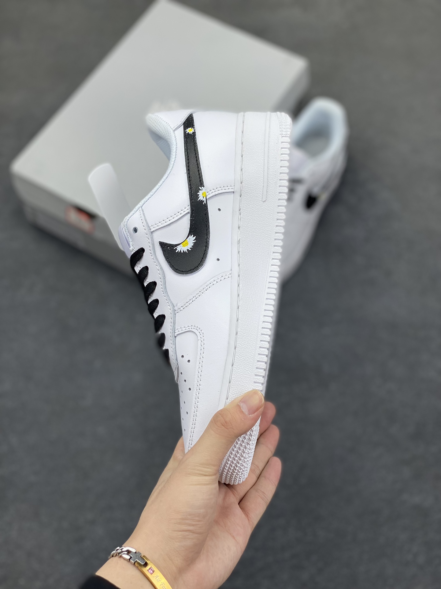 图片[3]-Nike Air Force 1 Low 空军一号低帮百搭休闲运动板鞋。柔软、弹性十足的缓震性能和出色的中底设计，横跨复古与现代的外型结合，造就出风靡全球三十多年的Force 1，直到今天还深受青睐。 货号：CW2288-111 尺码：36 36.5 37.5 38 38.5 39 40 40.5 41 42 42.5 43 44 44.5 45-选品中心
