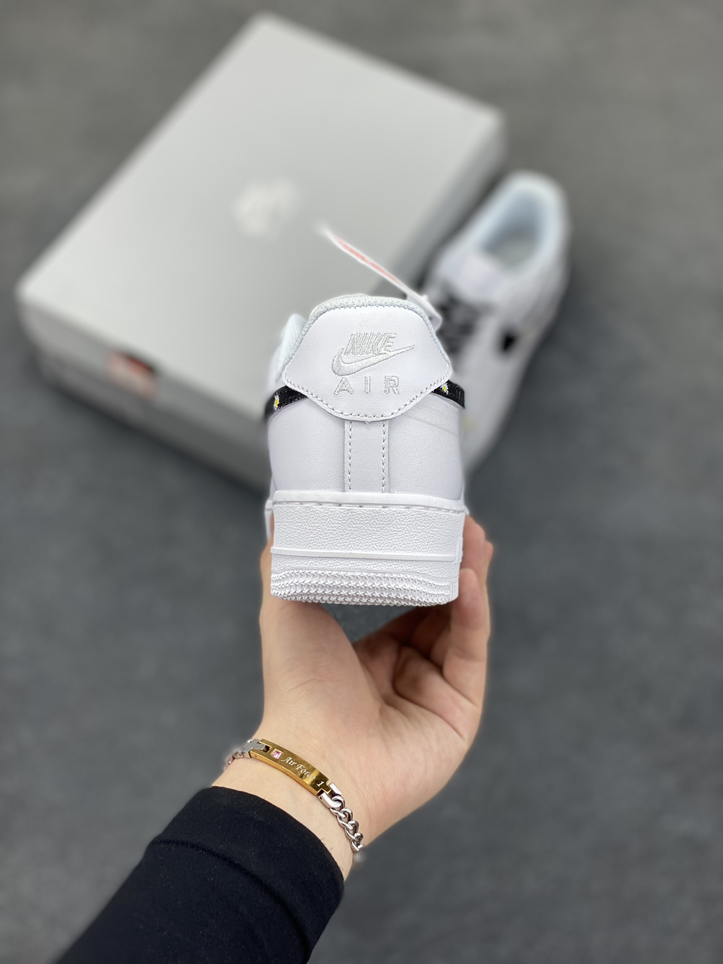 图片[4]-Nike Air Force 1 Low 空军一号低帮百搭休闲运动板鞋。柔软、弹性十足的缓震性能和出色的中底设计，横跨复古与现代的外型结合，造就出风靡全球三十多年的Force 1，直到今天还深受青睐。 货号：CW2288-111 尺码：36 36.5 37.5 38 38.5 39 40 40.5 41 42 42.5 43 44 44.5 45-选品中心