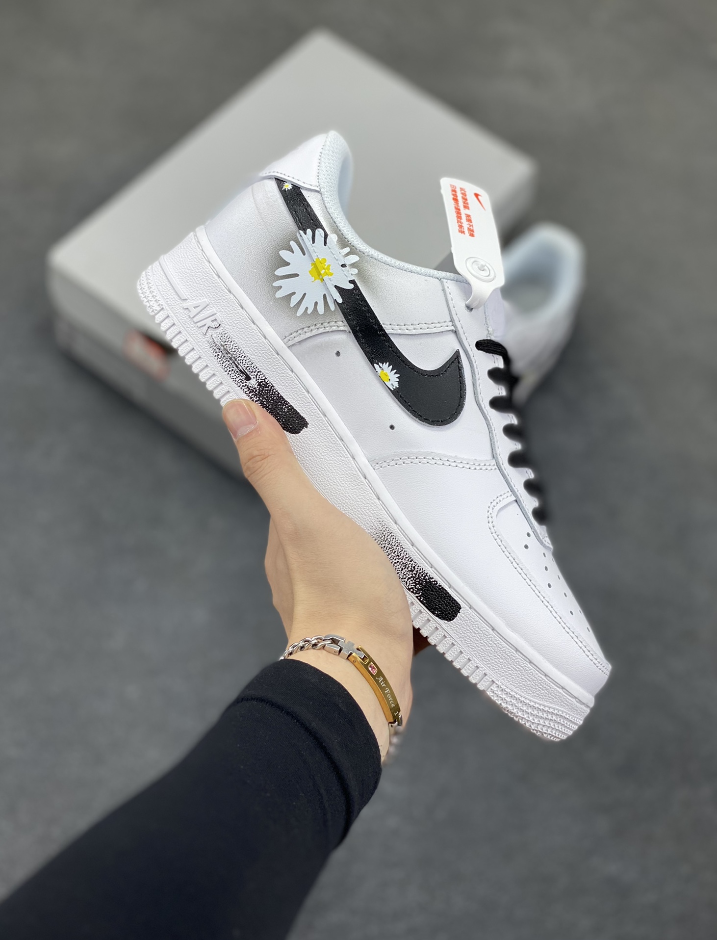 Nike Air Force 1 Low 空军一号低帮百搭休闲运动板鞋。柔软、弹性十足的缓震性能和出色的中底设计，横跨复古与现代的外型结合，造就出风靡全球三十多年的Force 1，直到今天还深受青睐。 货号：CW2288-111 尺码：36 36.5 37.5 38 38.5 39 40 40.5 41 42 42.5 43 44 44.5 45-选品中心