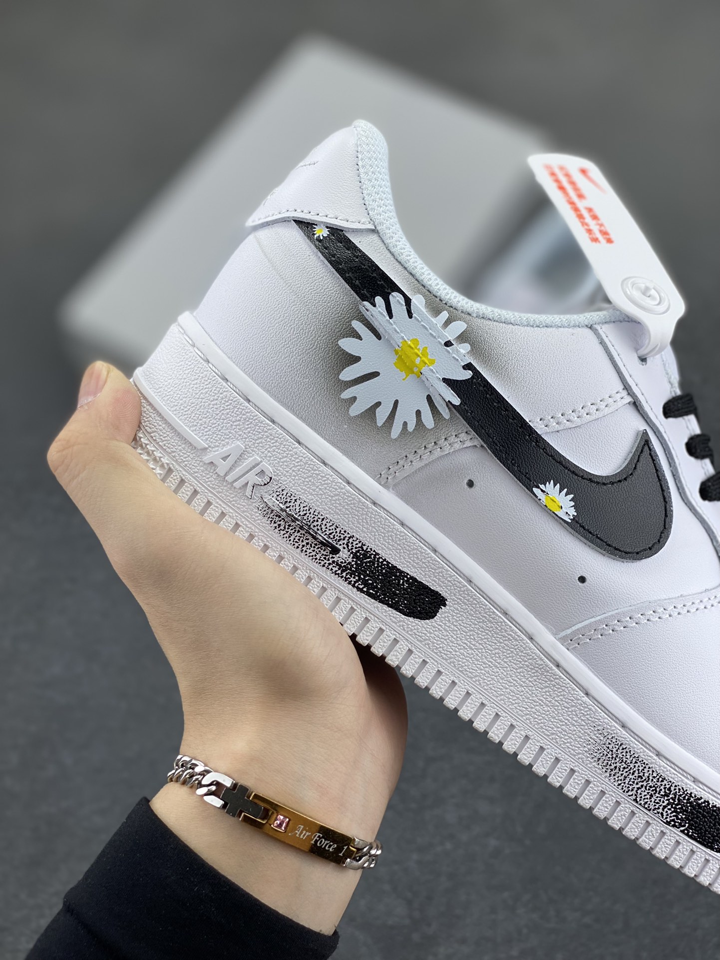 图片[6]-Nike Air Force 1 Low 空军一号低帮百搭休闲运动板鞋。柔软、弹性十足的缓震性能和出色的中底设计，横跨复古与现代的外型结合，造就出风靡全球三十多年的Force 1，直到今天还深受青睐。 货号：CW2288-111 尺码：36 36.5 37.5 38 38.5 39 40 40.5 41 42 42.5 43 44 44.5 45-选品中心