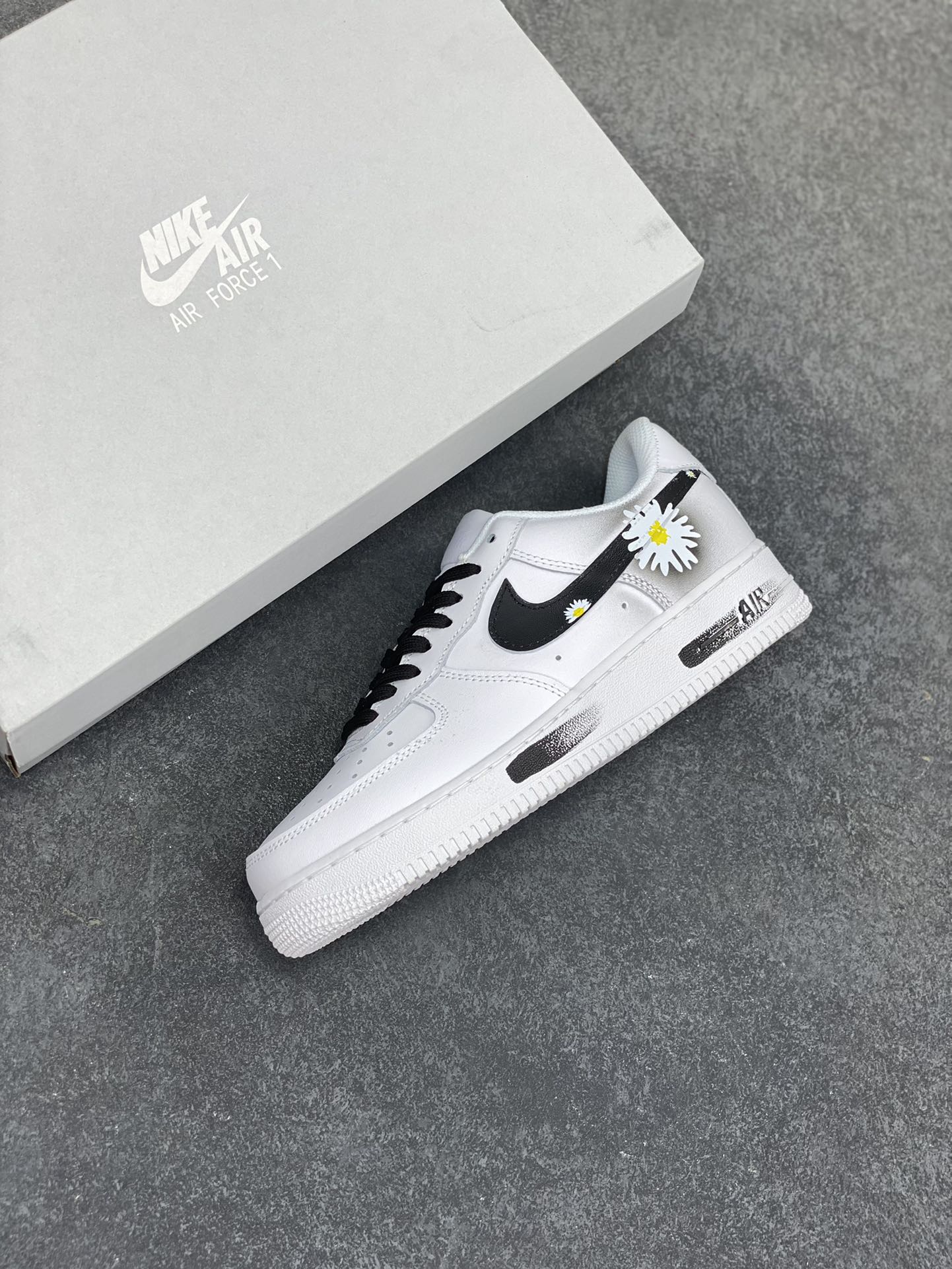 图片[7]-Nike Air Force 1 Low 空军一号低帮百搭休闲运动板鞋。柔软、弹性十足的缓震性能和出色的中底设计，横跨复古与现代的外型结合，造就出风靡全球三十多年的Force 1，直到今天还深受青睐。 货号：CW2288-111 尺码：36 36.5 37.5 38 38.5 39 40 40.5 41 42 42.5 43 44 44.5 45-选品中心