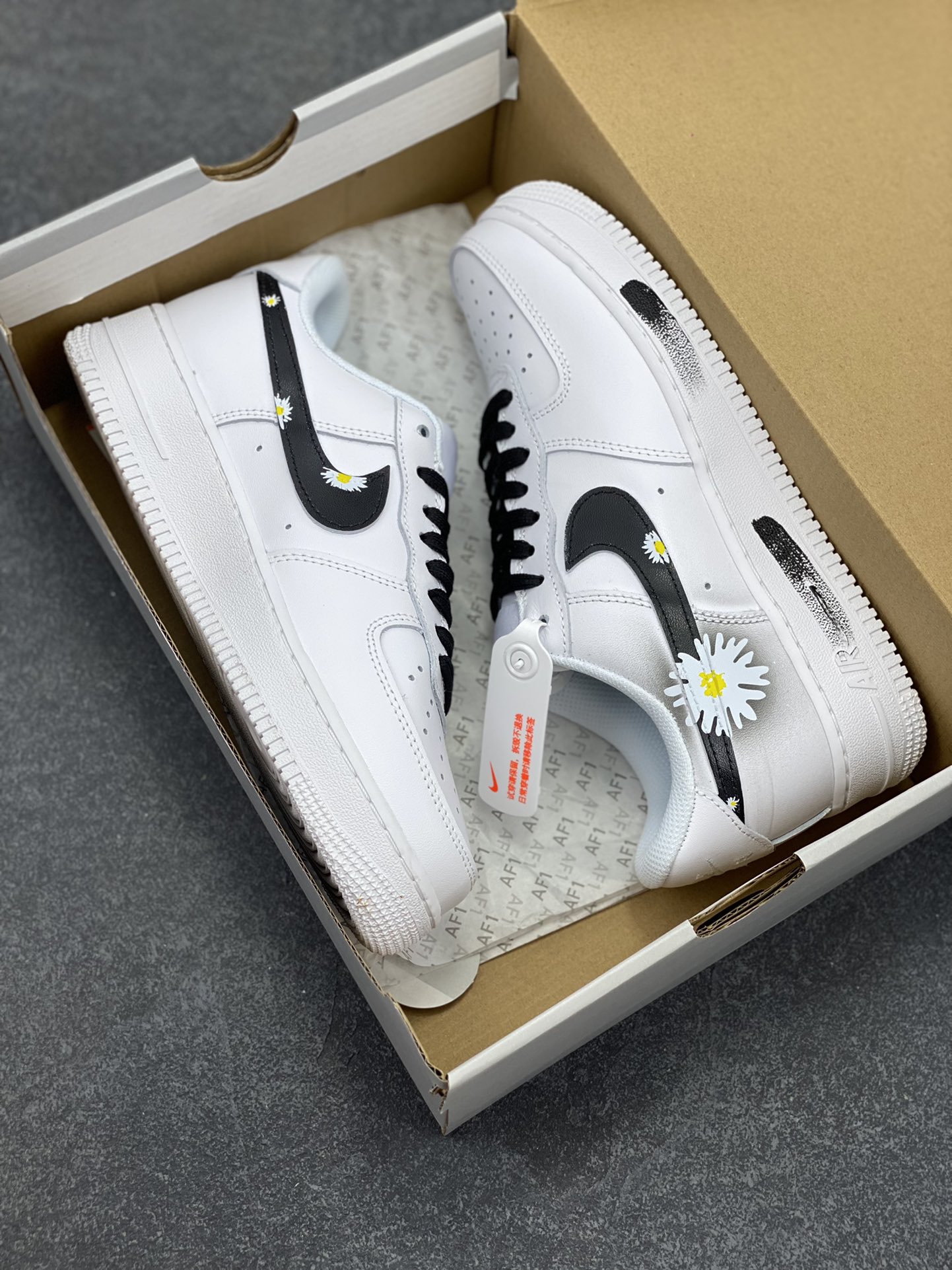 图片[9]-Nike Air Force 1 Low 空军一号低帮百搭休闲运动板鞋。柔软、弹性十足的缓震性能和出色的中底设计，横跨复古与现代的外型结合，造就出风靡全球三十多年的Force 1，直到今天还深受青睐。 货号：CW2288-111 尺码：36 36.5 37.5 38 38.5 39 40 40.5 41 42 42.5 43 44 44.5 45-选品中心