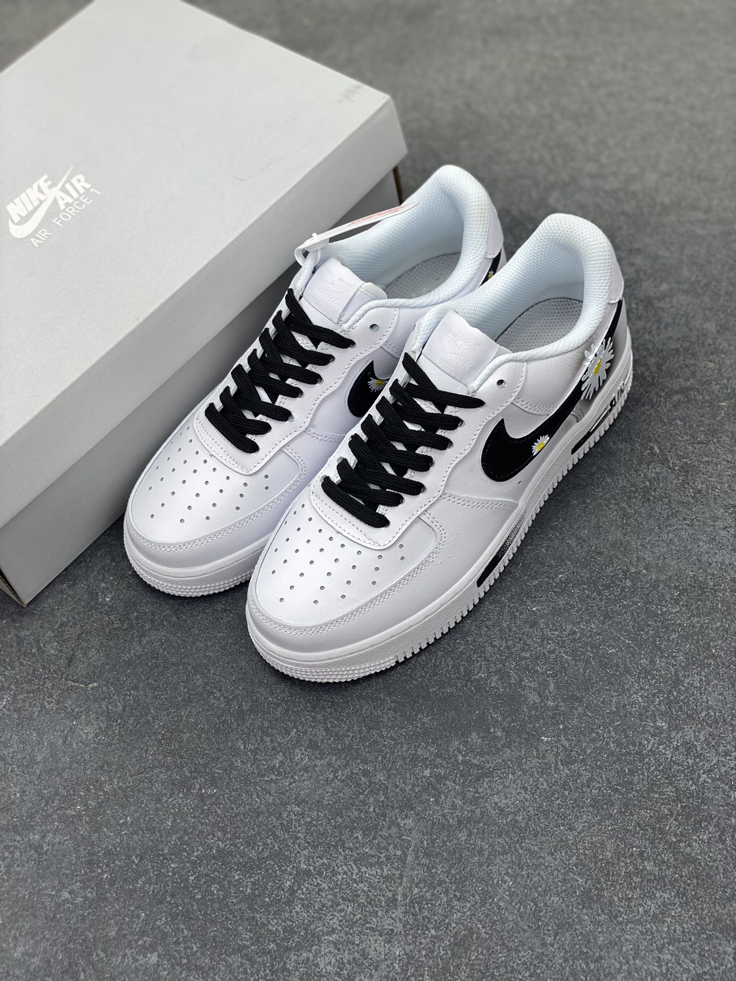 图片[8]-Nike Air Force 1 Low 空军一号低帮百搭休闲运动板鞋。柔软、弹性十足的缓震性能和出色的中底设计，横跨复古与现代的外型结合，造就出风靡全球三十多年的Force 1，直到今天还深受青睐。 货号：CW2288-111 尺码：36 36.5 37.5 38 38.5 39 40 40.5 41 42 42.5 43 44 44.5 45-选品中心