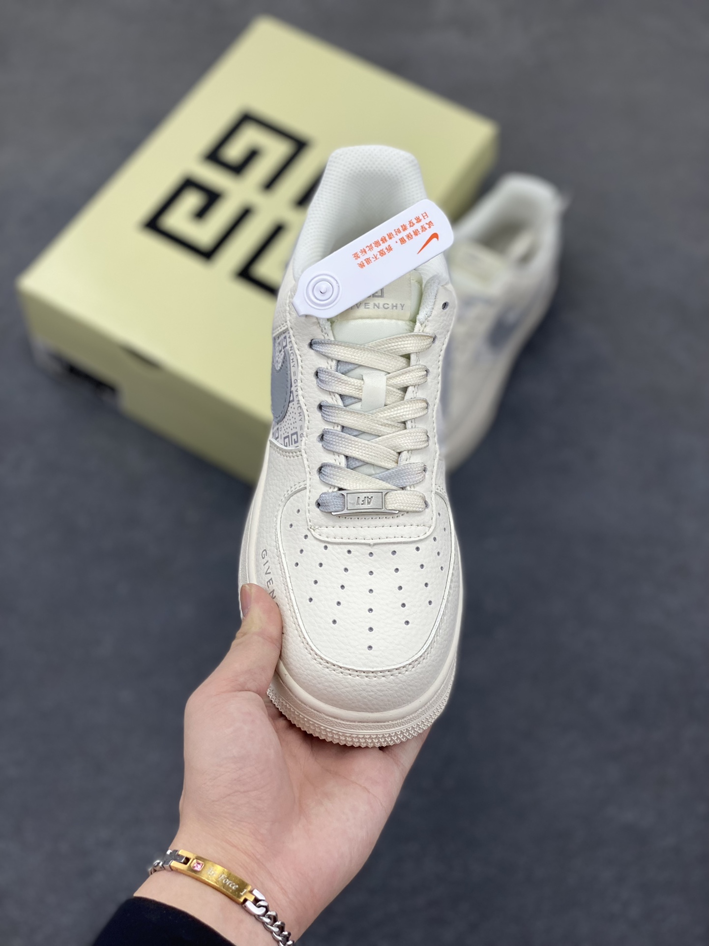 图片[2]-NIke Air Force 1 \’07 Low “GIVENCHY纪梵希联名——白灰”空军一号 低帮 运动鞋 休闲鞋 折边针车 工艺难度大 原楦头原纸板 原装鞋盒 定制五金配件 内置全掌气垫 原厂鞋底 货号：HS8068-017 尺码：36 36.5 37.5 38 38.5 39 40 40.5 41 42 42.5 43 44 44.5 45-选品中心