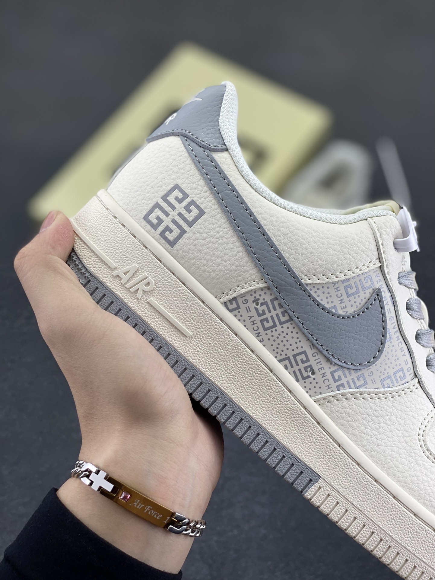 图片[6]-NIke Air Force 1 \’07 Low “GIVENCHY纪梵希联名——白灰”空军一号 低帮 运动鞋 休闲鞋 折边针车 工艺难度大 原楦头原纸板 原装鞋盒 定制五金配件 内置全掌气垫 原厂鞋底 货号：HS8068-017 尺码：36 36.5 37.5 38 38.5 39 40 40.5 41 42 42.5 43 44 44.5 45-选品中心