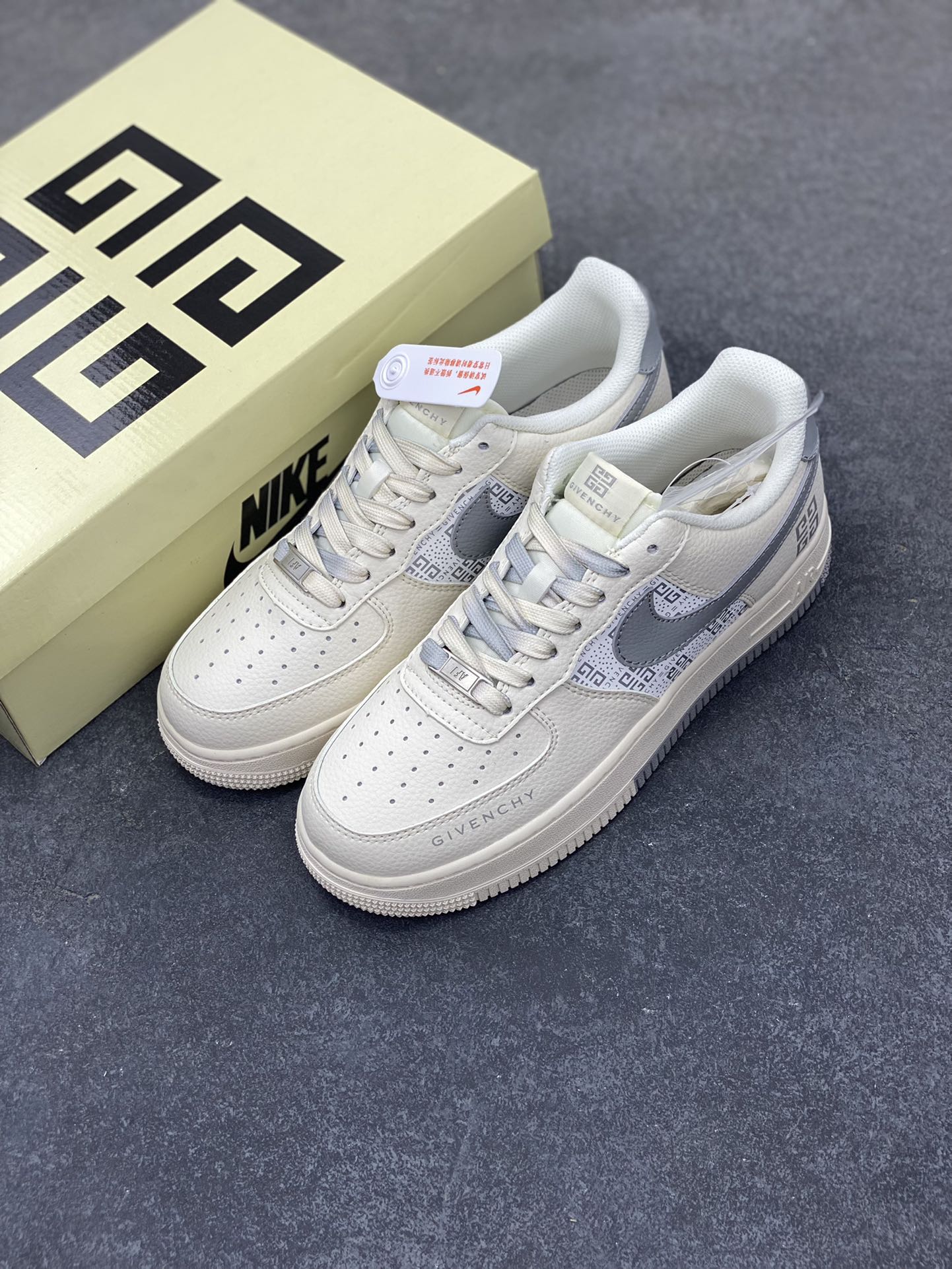 图片[8]-NIke Air Force 1 \’07 Low “GIVENCHY纪梵希联名——白灰”空军一号 低帮 运动鞋 休闲鞋 折边针车 工艺难度大 原楦头原纸板 原装鞋盒 定制五金配件 内置全掌气垫 原厂鞋底 货号：HS8068-017 尺码：36 36.5 37.5 38 38.5 39 40 40.5 41 42 42.5 43 44 44.5 45-选品中心