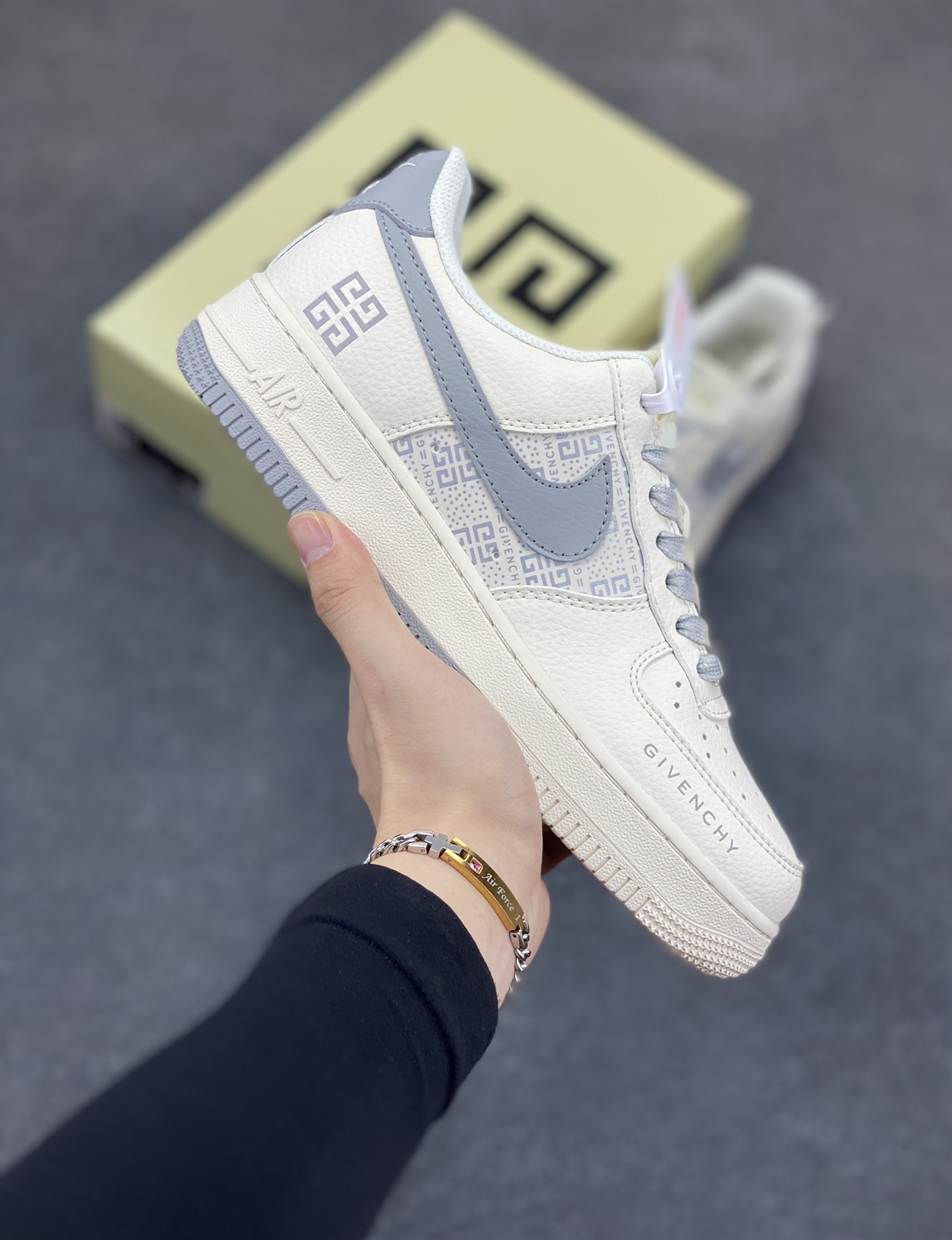 NIke Air Force 1 \'07 Low “GIVENCHY纪梵希联名——白灰”空军一号 低帮 运动鞋 休闲鞋 折边针车 工艺难度大 原楦头原纸板 原装鞋盒 定制五金配件 内置全掌气垫 原厂鞋底 货号：HS8068-017 尺码：36 36.5 37.5 38 38.5 39 40 40.5 41 42 42.5 43 44 44.5 45-选品中心