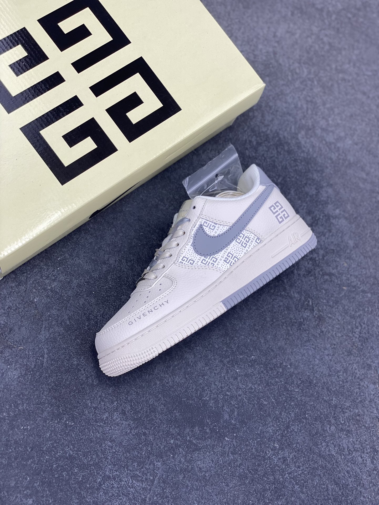 图片[7]-NIke Air Force 1 \’07 Low “GIVENCHY纪梵希联名——白灰”空军一号 低帮 运动鞋 休闲鞋 折边针车 工艺难度大 原楦头原纸板 原装鞋盒 定制五金配件 内置全掌气垫 原厂鞋底 货号：HS8068-017 尺码：36 36.5 37.5 38 38.5 39 40 40.5 41 42 42.5 43 44 44.5 45-选品中心