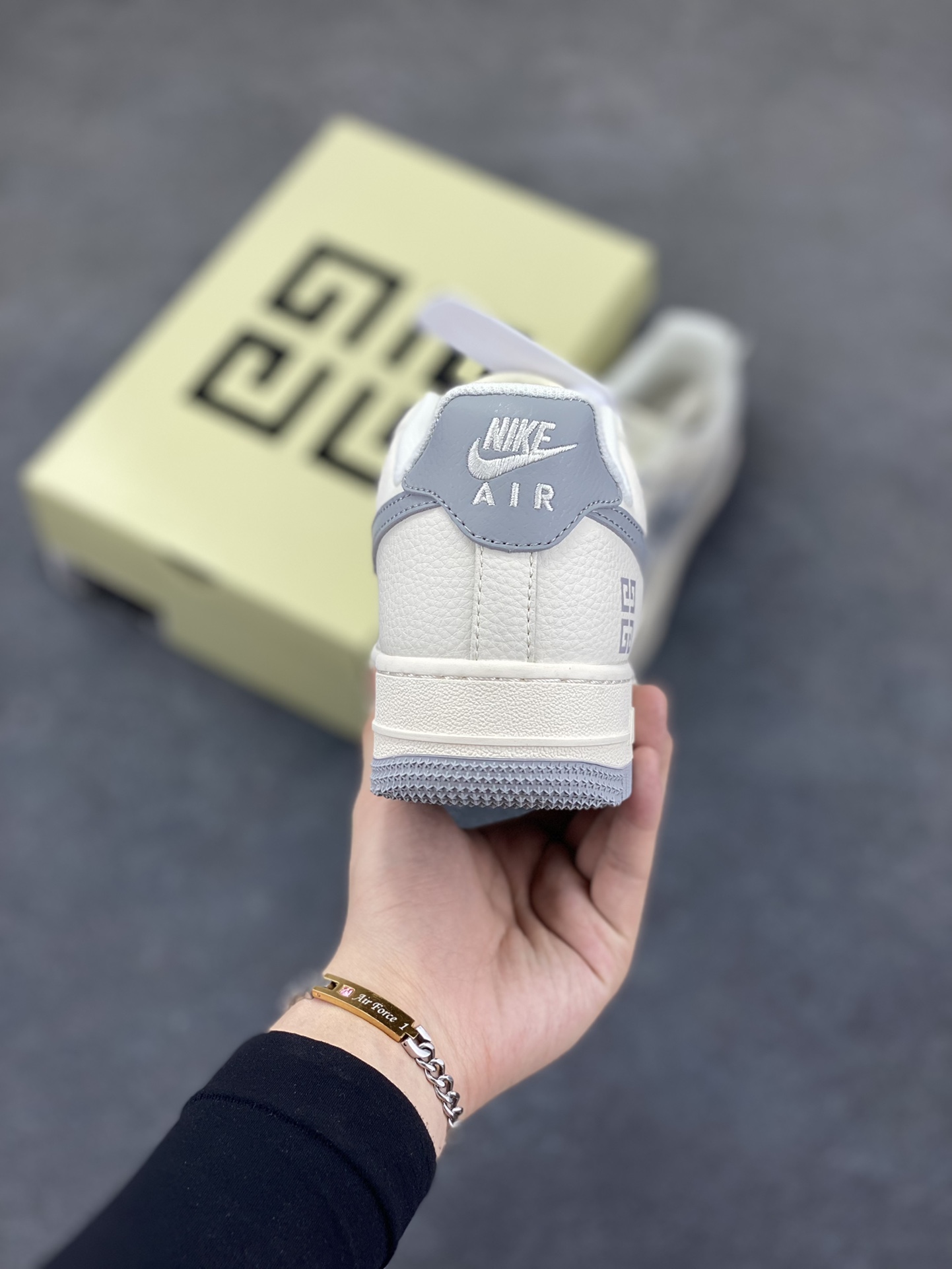 图片[4]-NIke Air Force 1 \’07 Low “GIVENCHY纪梵希联名——白灰”空军一号 低帮 运动鞋 休闲鞋 折边针车 工艺难度大 原楦头原纸板 原装鞋盒 定制五金配件 内置全掌气垫 原厂鞋底 货号：HS8068-017 尺码：36 36.5 37.5 38 38.5 39 40 40.5 41 42 42.5 43 44 44.5 45-选品中心