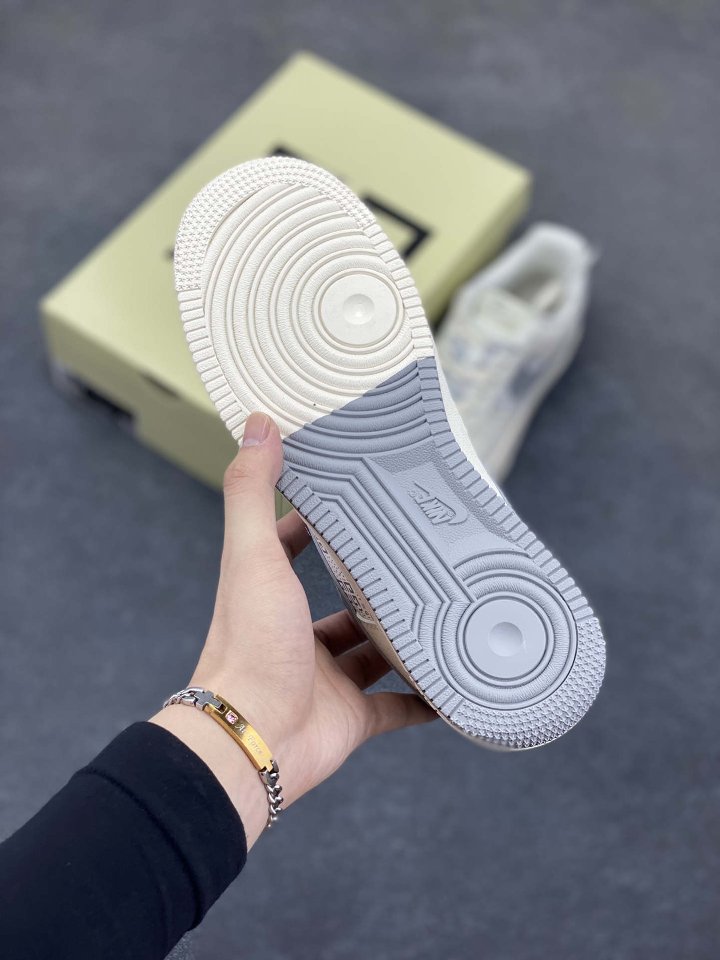 图片[5]-NIke Air Force 1 \’07 Low “GIVENCHY纪梵希联名——白灰”空军一号 低帮 运动鞋 休闲鞋 折边针车 工艺难度大 原楦头原纸板 原装鞋盒 定制五金配件 内置全掌气垫 原厂鞋底 货号：HS8068-017 尺码：36 36.5 37.5 38 38.5 39 40 40.5 41 42 42.5 43 44 44.5 45-选品中心