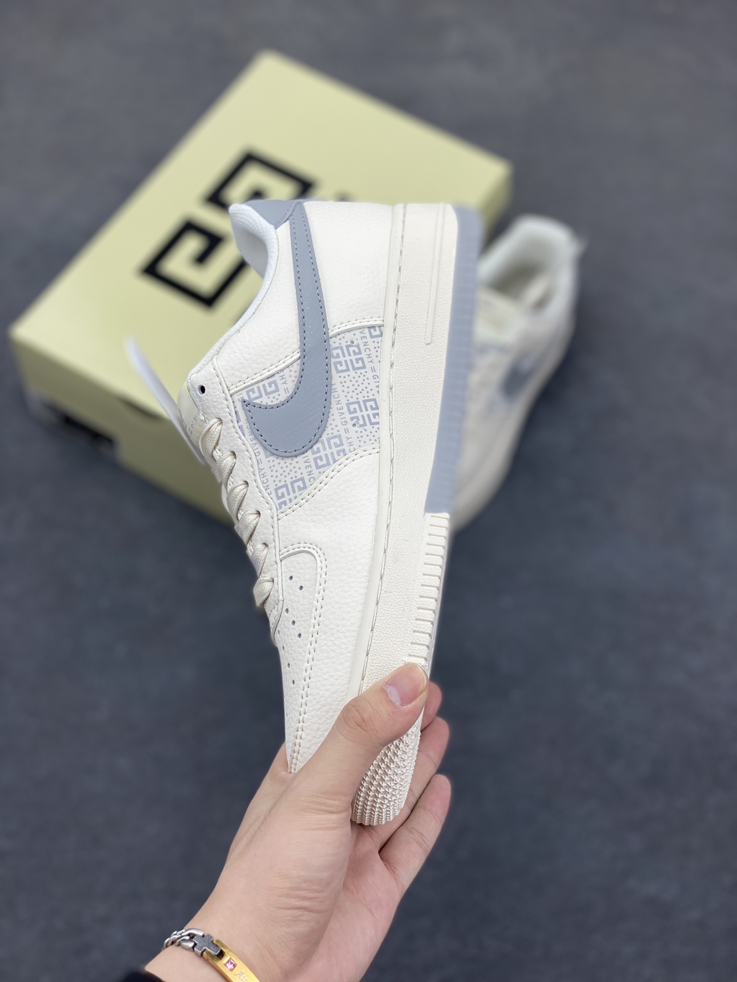 图片[3]-NIke Air Force 1 \’07 Low “GIVENCHY纪梵希联名——白灰”空军一号 低帮 运动鞋 休闲鞋 折边针车 工艺难度大 原楦头原纸板 原装鞋盒 定制五金配件 内置全掌气垫 原厂鞋底 货号：HS8068-017 尺码：36 36.5 37.5 38 38.5 39 40 40.5 41 42 42.5 43 44 44.5 45-选品中心