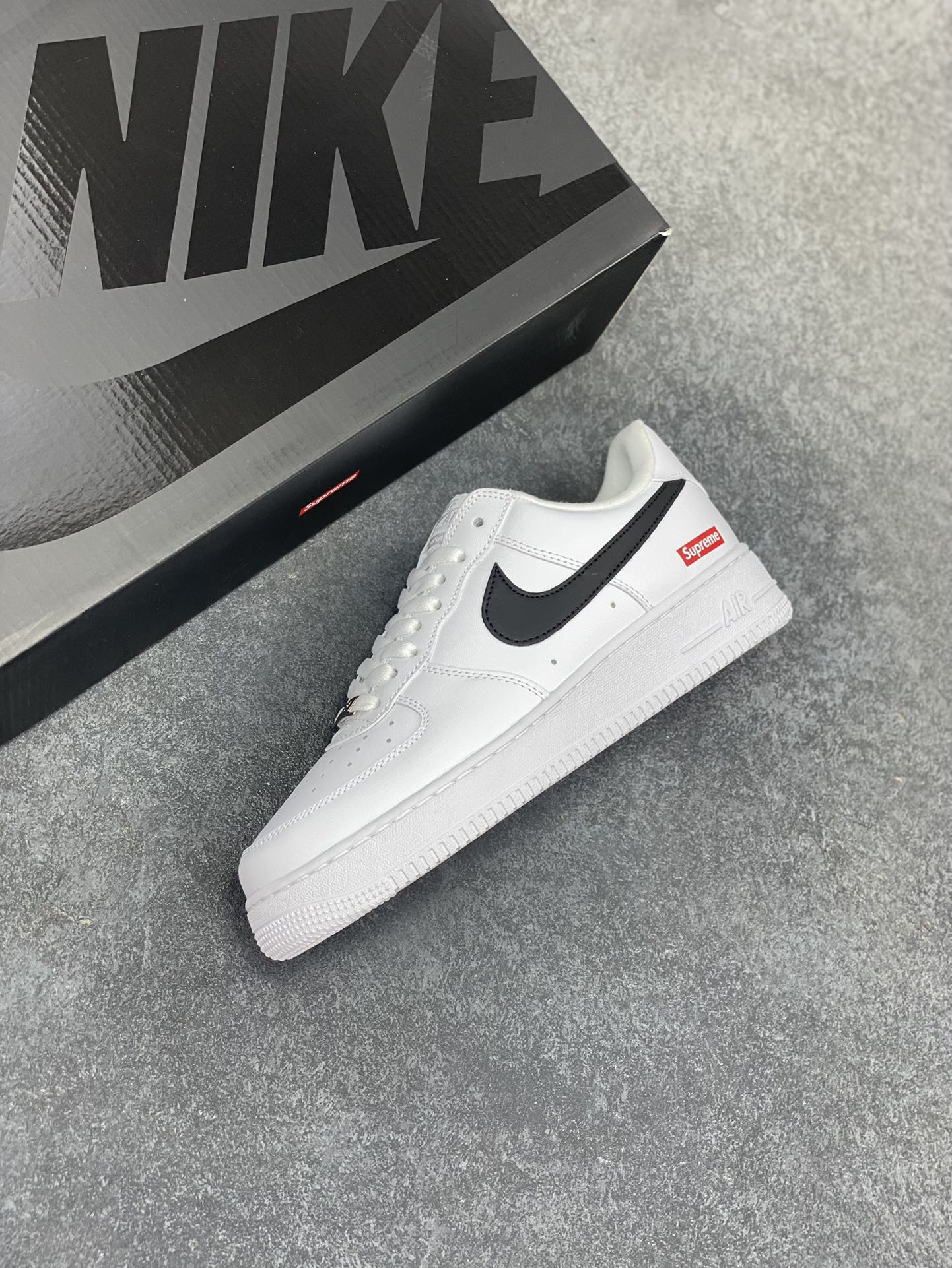 图片[7]-Nike Air Force 1 Low Supreme联名 空军一号低帮运动休闲板鞋 原楦头原纸板 打造纯正空军版型 专注外贸渠道 全掌内置蜂窝气垫 原盒配件 原厂中底钢印、拉帮完美 货号：CU9225-102 尺码：36 36.5 37.5 38 38.5 39 40 40.5 41 42 42.5 43 44 44.5 45-选品中心
