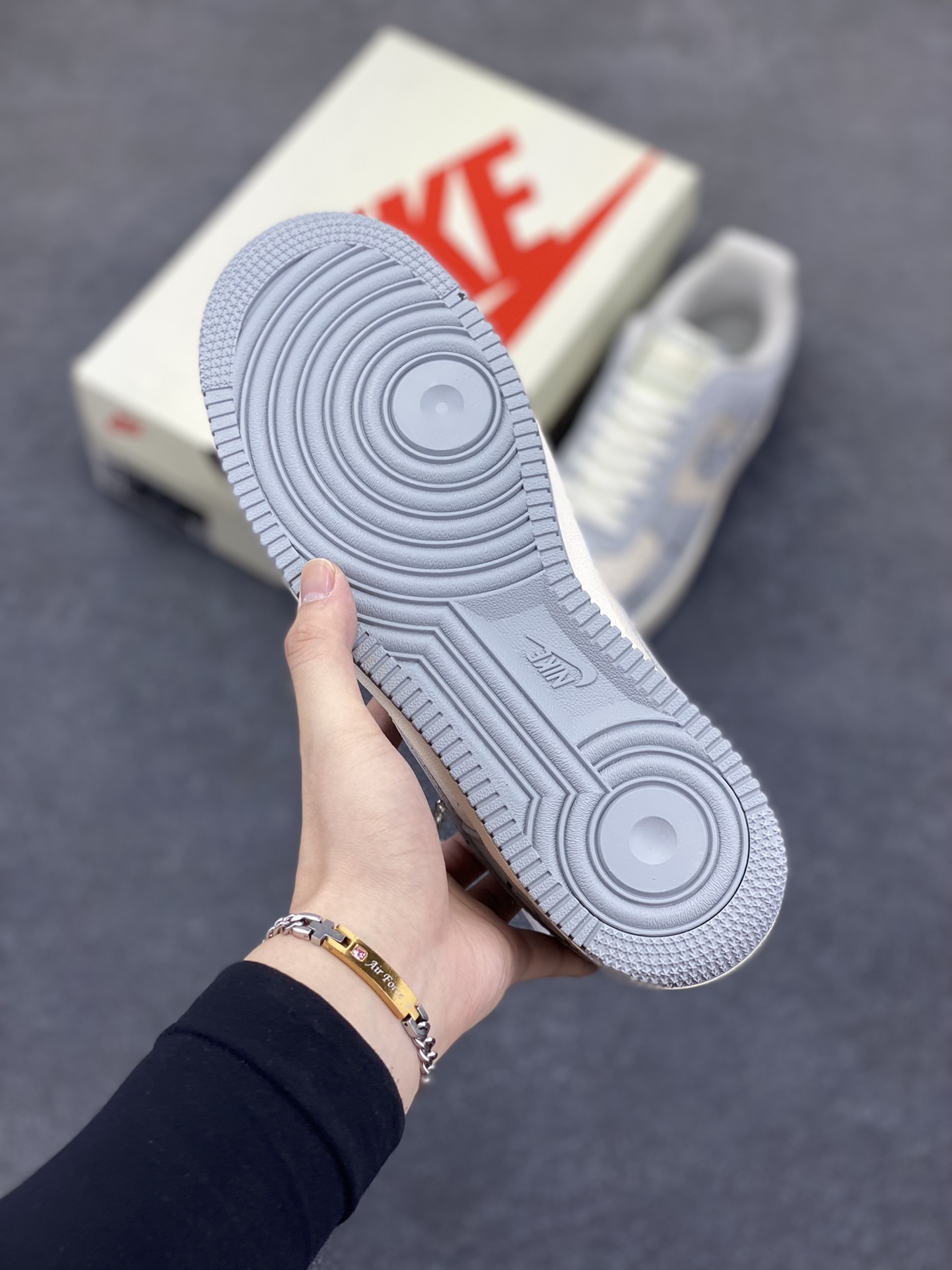 图片[5]-NIke Air Force 1 \’07 Low “古驰联名——火山灰”空军一号 低帮 运动鞋 休闲鞋 折边针车 工艺难度大 原楦头原纸板 原装鞋盒 定制五金配件 内置全掌气垫 原厂鞋底 货号：DF0188-050 尺码：36 36.5 37.5 38 38.5 39 40 40.5 41 42 42.5 43 44 44.5 45-选品中心