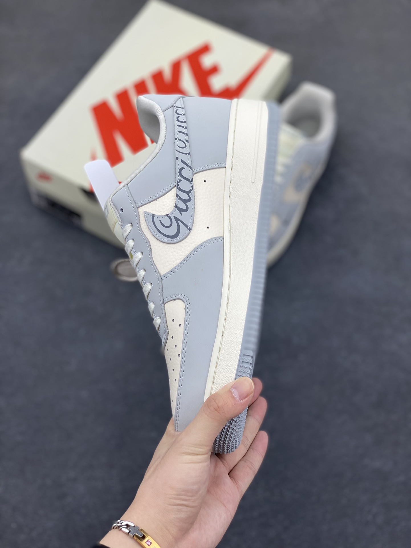 图片[3]-NIke Air Force 1 \’07 Low “古驰联名——火山灰”空军一号 低帮 运动鞋 休闲鞋 折边针车 工艺难度大 原楦头原纸板 原装鞋盒 定制五金配件 内置全掌气垫 原厂鞋底 货号：DF0188-050 尺码：36 36.5 37.5 38 38.5 39 40 40.5 41 42 42.5 43 44 44.5 45-选品中心