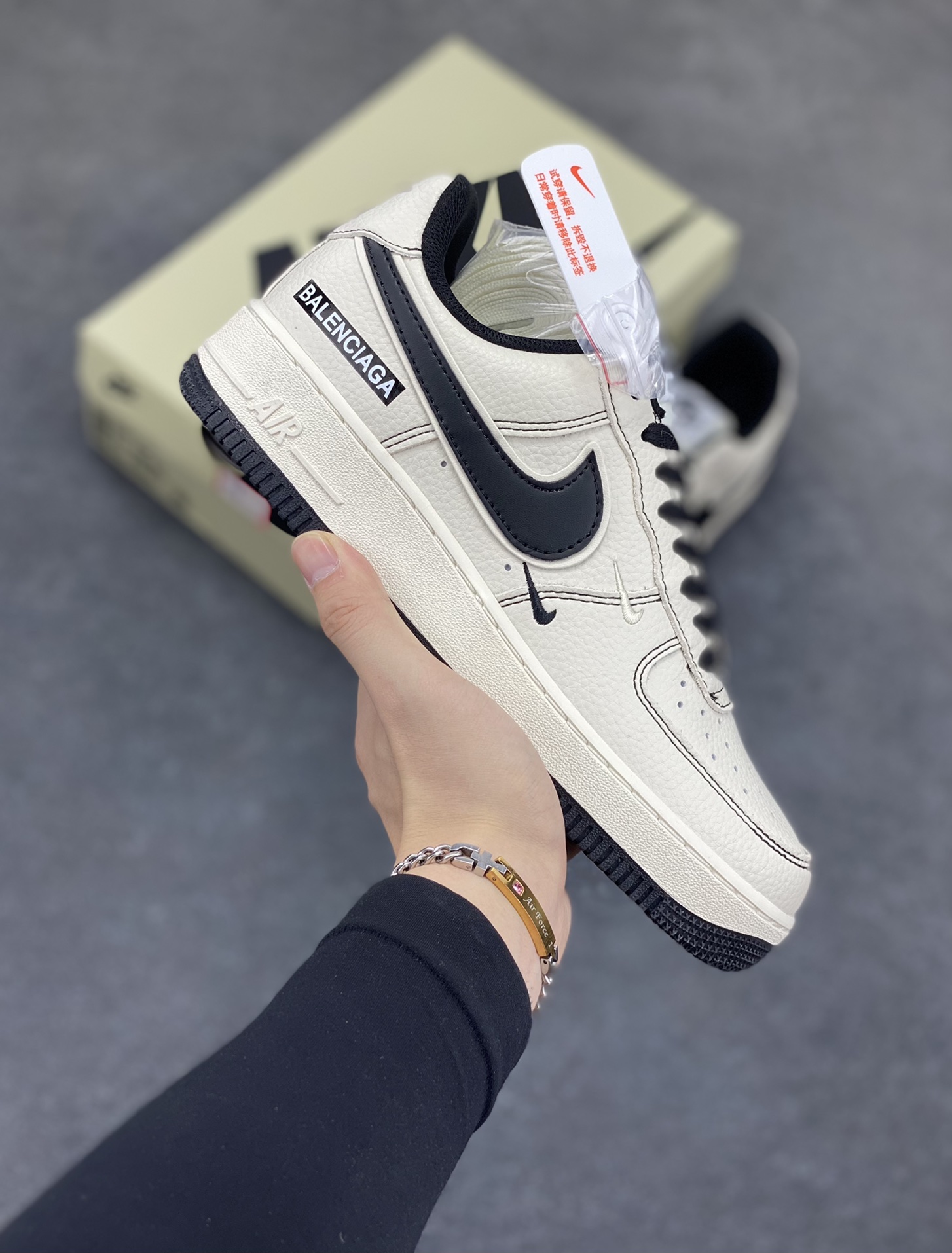 Nike Air Force 1 Low 空军一号低帮百搭休闲运动板鞋。柔软、弹性十足的缓震性能和出色的中底设计,横跨复古与现代的外型结合,造就出风靡全球三十多年的Force 1,直到今天还深受青睐。 货号:ZD3328-088 尺码:36 36.5 37.5 38 38.5 39 40 40.5 41 42 42.5 43 44 44.5 45-选品中心