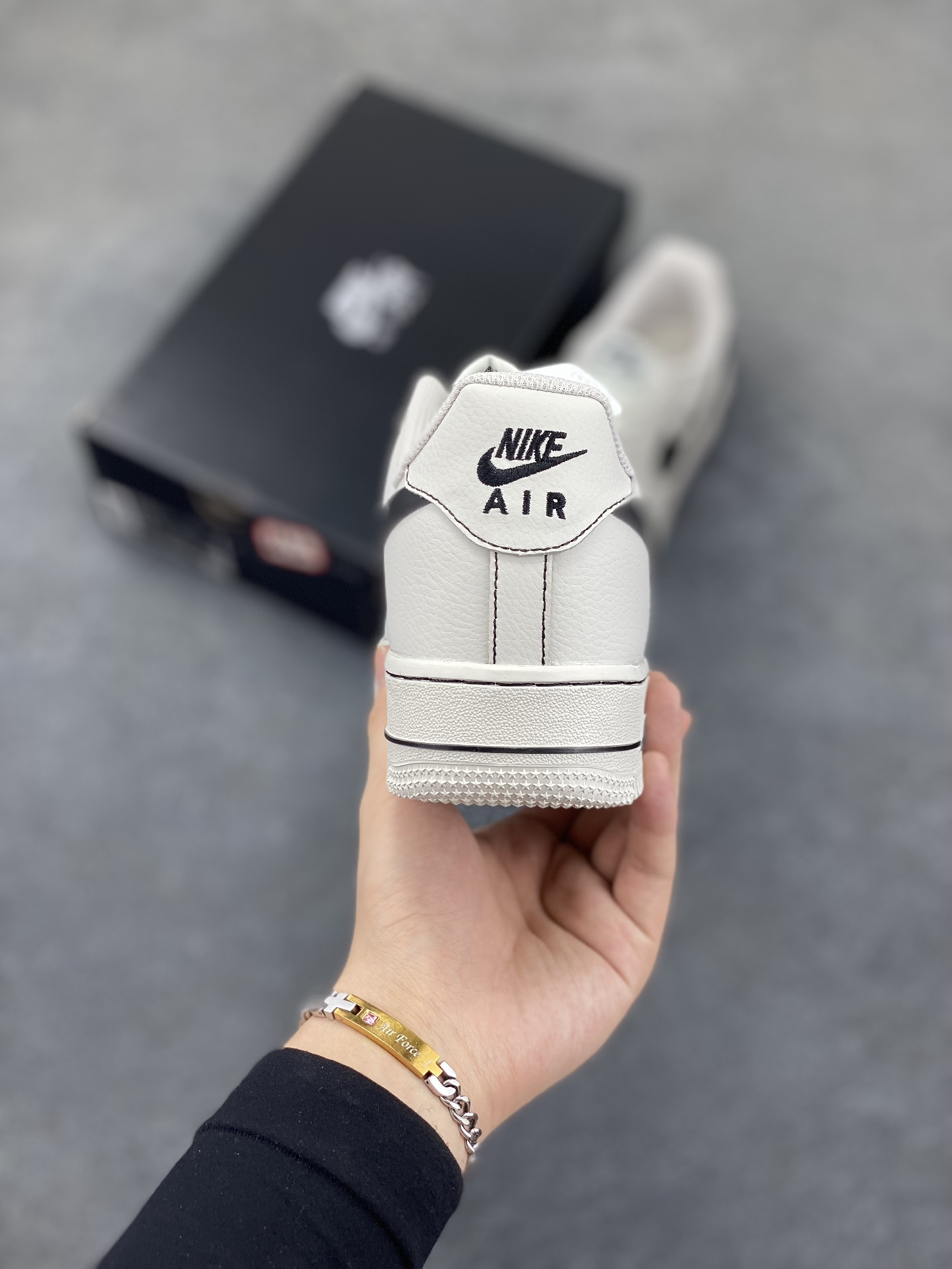 图片[4]-福利特价 Nike Air Force 1 Low 白黑 原楦头原纸板 打造纯正空军版型 专注外贸渠道 全掌内置蜂窝气垫 原盒配件 原厂中底钢印、拉帮完美 货号：HQ2037-004 尺码：36 36.5 37.5 38 38.5 39 40 40.5 41 42 42.5 43 44 44.5 45-选品中心