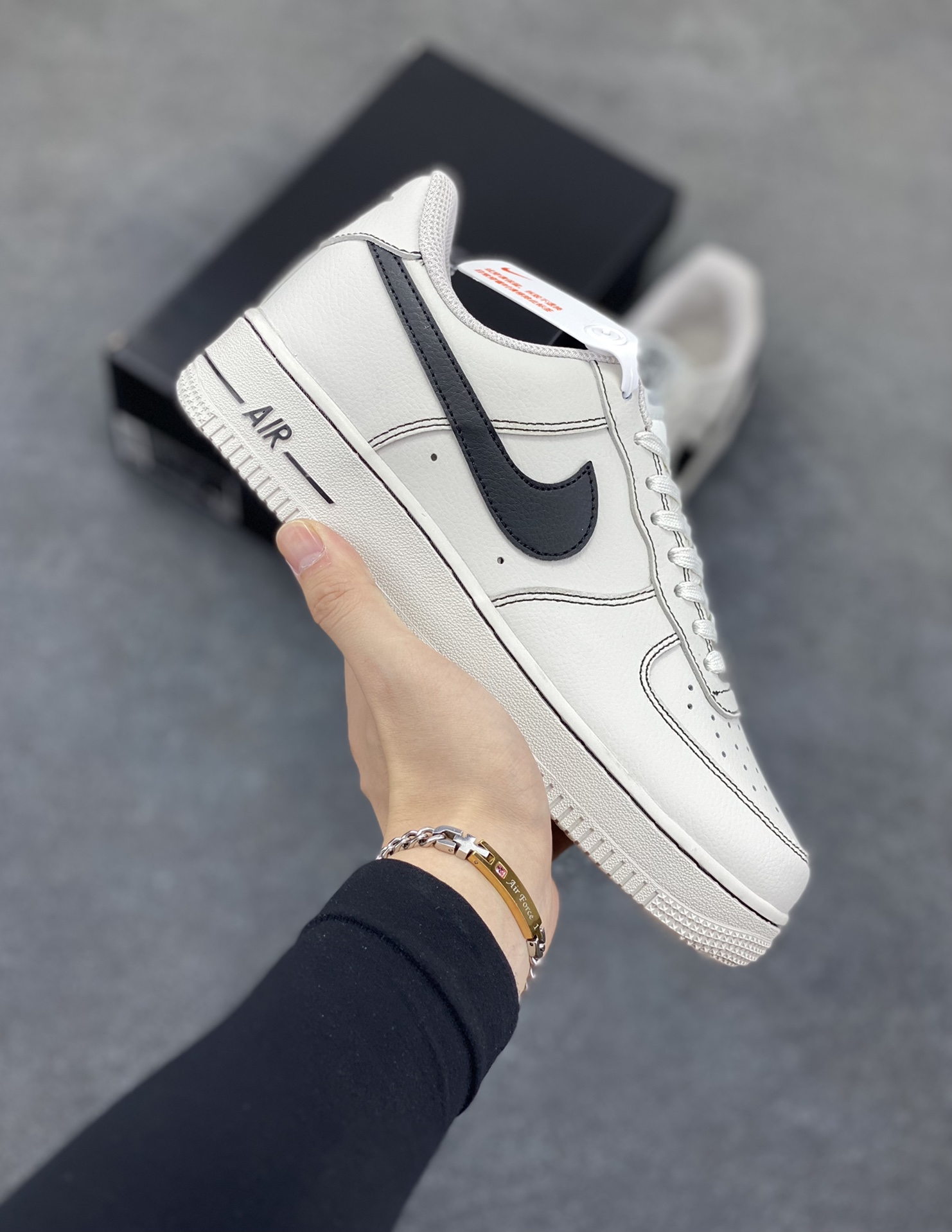 福利特价 Nike Air Force 1 Low 白黑 原楦头原纸板 打造纯正空军版型 专注外贸渠道 全掌内置蜂窝气垫 原盒配件 原厂中底钢印、拉帮完美 货号：HQ2037-004 尺码：36 36.5 37.5 38 38.5 39 40 40.5 41 42 42.5 43 44 44.5 45-选品中心