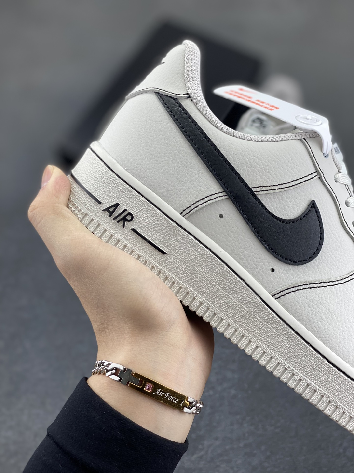 图片[6]-福利特价 Nike Air Force 1 Low 白黑 原楦头原纸板 打造纯正空军版型 专注外贸渠道 全掌内置蜂窝气垫 原盒配件 原厂中底钢印、拉帮完美 货号：HQ2037-004 尺码：36 36.5 37.5 38 38.5 39 40 40.5 41 42 42.5 43 44 44.5 45-选品中心