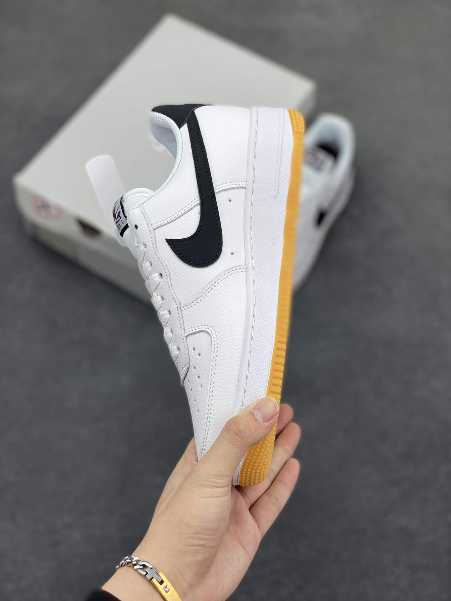 图片[3]-Nike Air Force 1 Low 空军一号低帮百搭休闲运动板鞋。柔软、弹性十足的缓震性能和出色的中底设计，横跨复古与现代的外型结合，造就出风靡全球三十多年的Force 1，直到今天还深受青睐。 货号：CI0057-100 尺码：36 36.5 37.5 38 38.5 39 40 40.5 41 42 42.5 43 44 44.5 45-选品中心