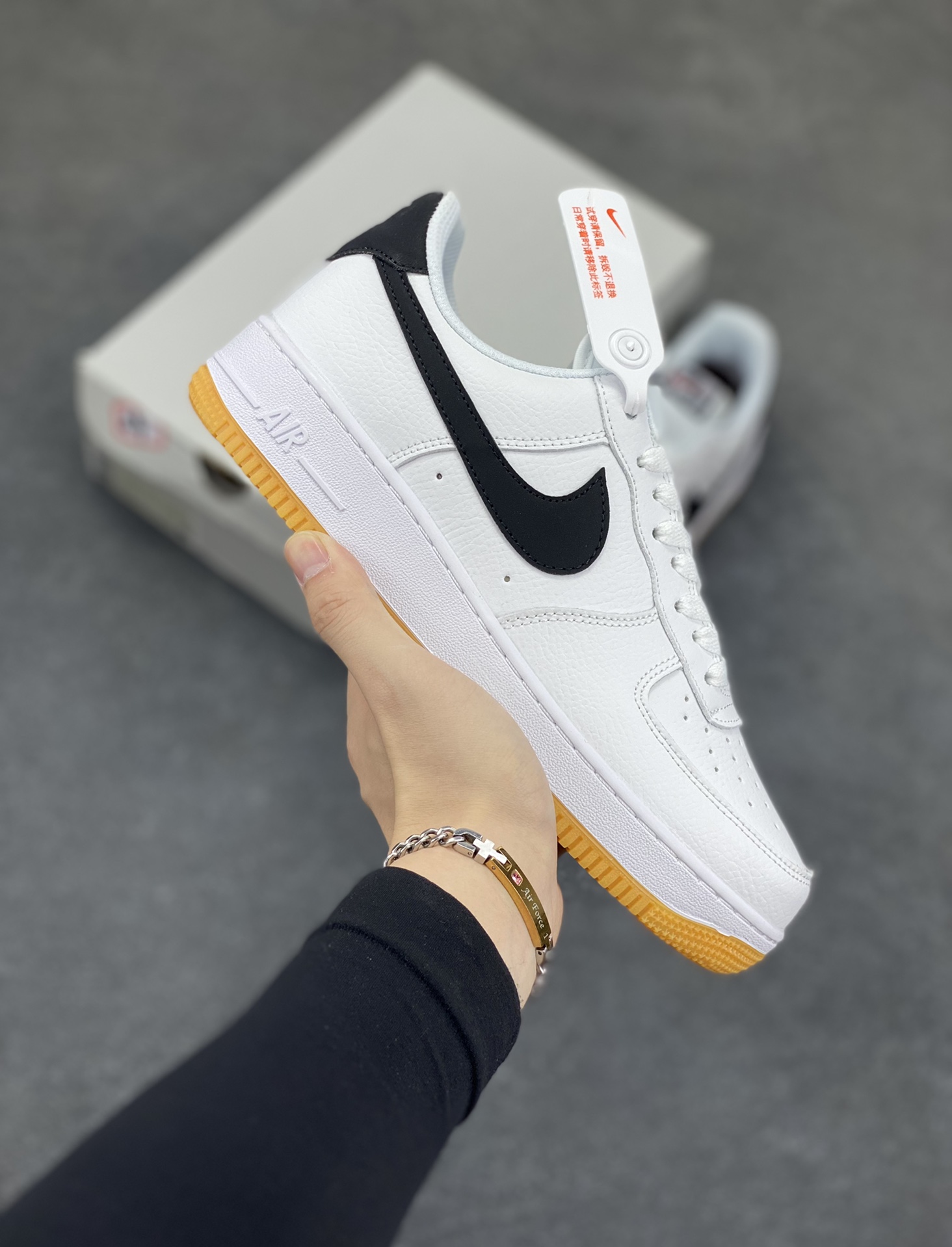Nike Air Force 1 Low 空军一号低帮百搭休闲运动板鞋。柔软、弹性十足的缓震性能和出色的中底设计,横跨复古与现代的外型结合,造就出风靡全球三十多年的Force 1,直到今天还深受青睐。 货号:CI0057-100 尺码:36 36.5 37.5 38 38.5 39 40 40.5 41 42 42.5 43 44 44.5 45-选品中心