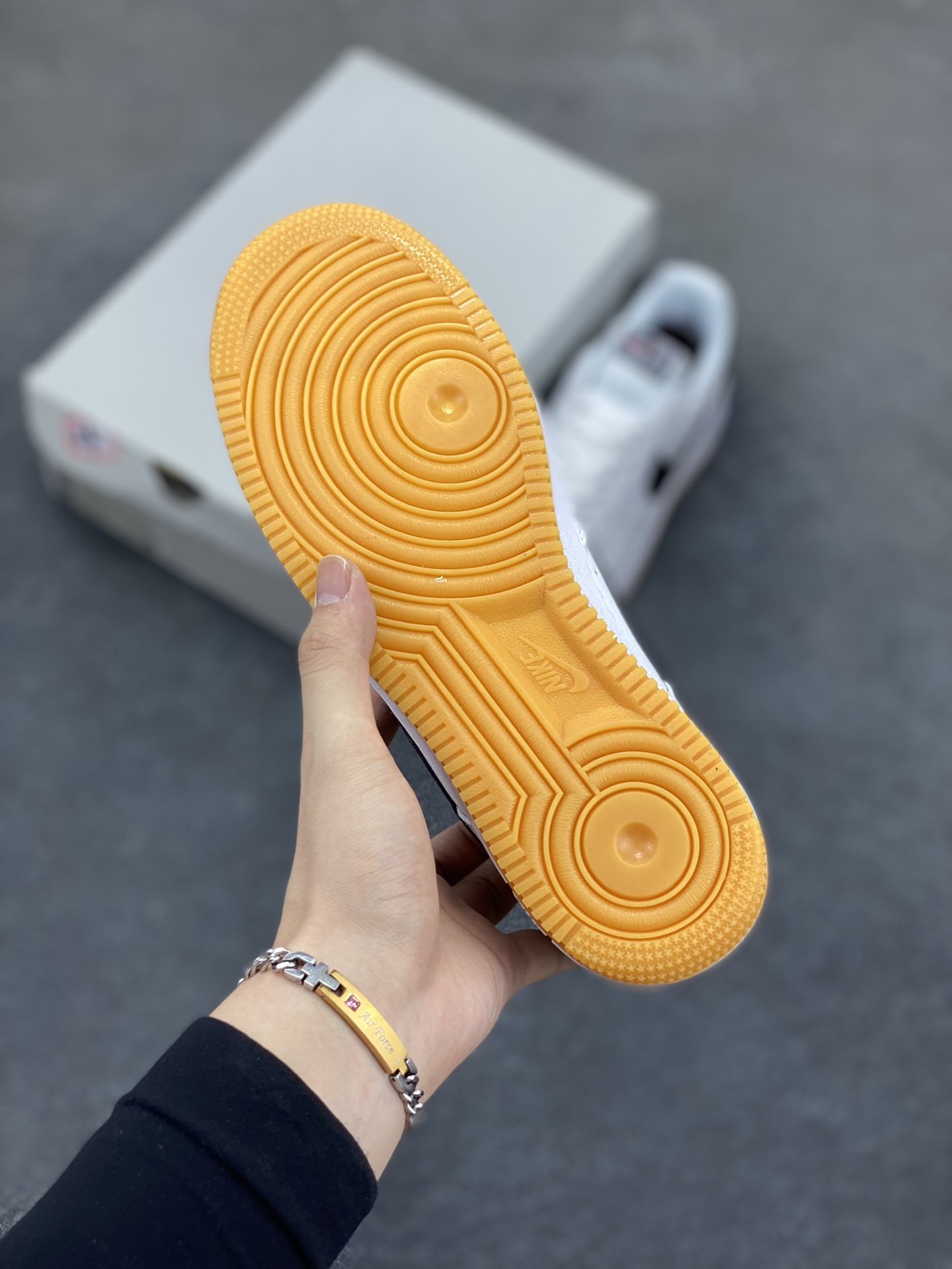 图片[5]-Nike Air Force 1 Low 空军一号低帮百搭休闲运动板鞋。柔软、弹性十足的缓震性能和出色的中底设计，横跨复古与现代的外型结合，造就出风靡全球三十多年的Force 1，直到今天还深受青睐。 货号：CI0057-100 尺码：36 36.5 37.5 38 38.5 39 40 40.5 41 42 42.5 43 44 44.5 45-选品中心