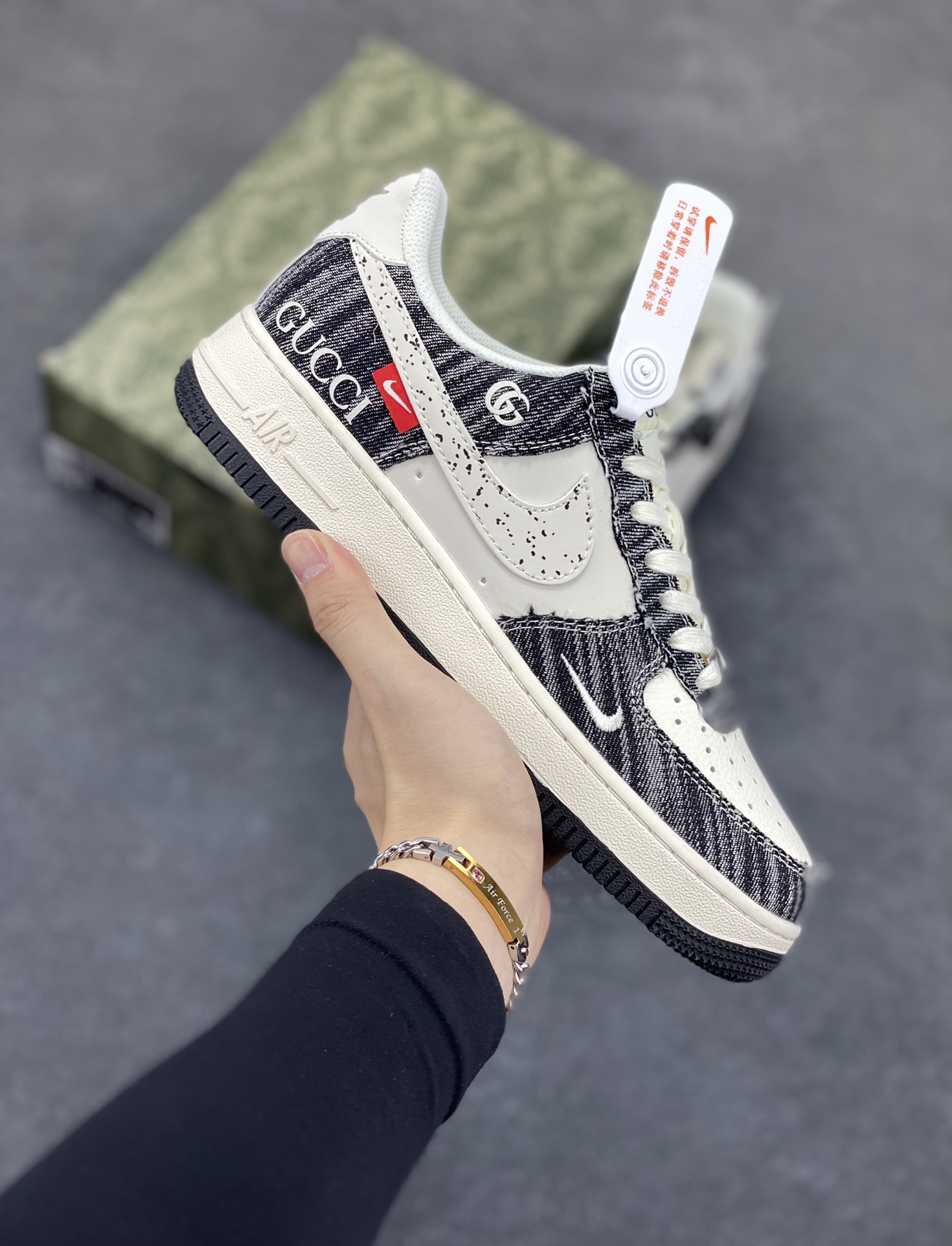 NIke Air Force 1 \’07 Low “GUCCI古驰联名——黑白牛仔”空军一号 低帮 运动鞋 休闲鞋 折边针车 工艺难度大 原楦头原纸板 原装鞋盒 定制五金配件 内置全掌气垫 原厂鞋底 货号:HS8068-011 尺码:36 36.5 37.5 38 38.5 39 40 40.5 41 42 42.5 43 44 44.5 45-选品中心