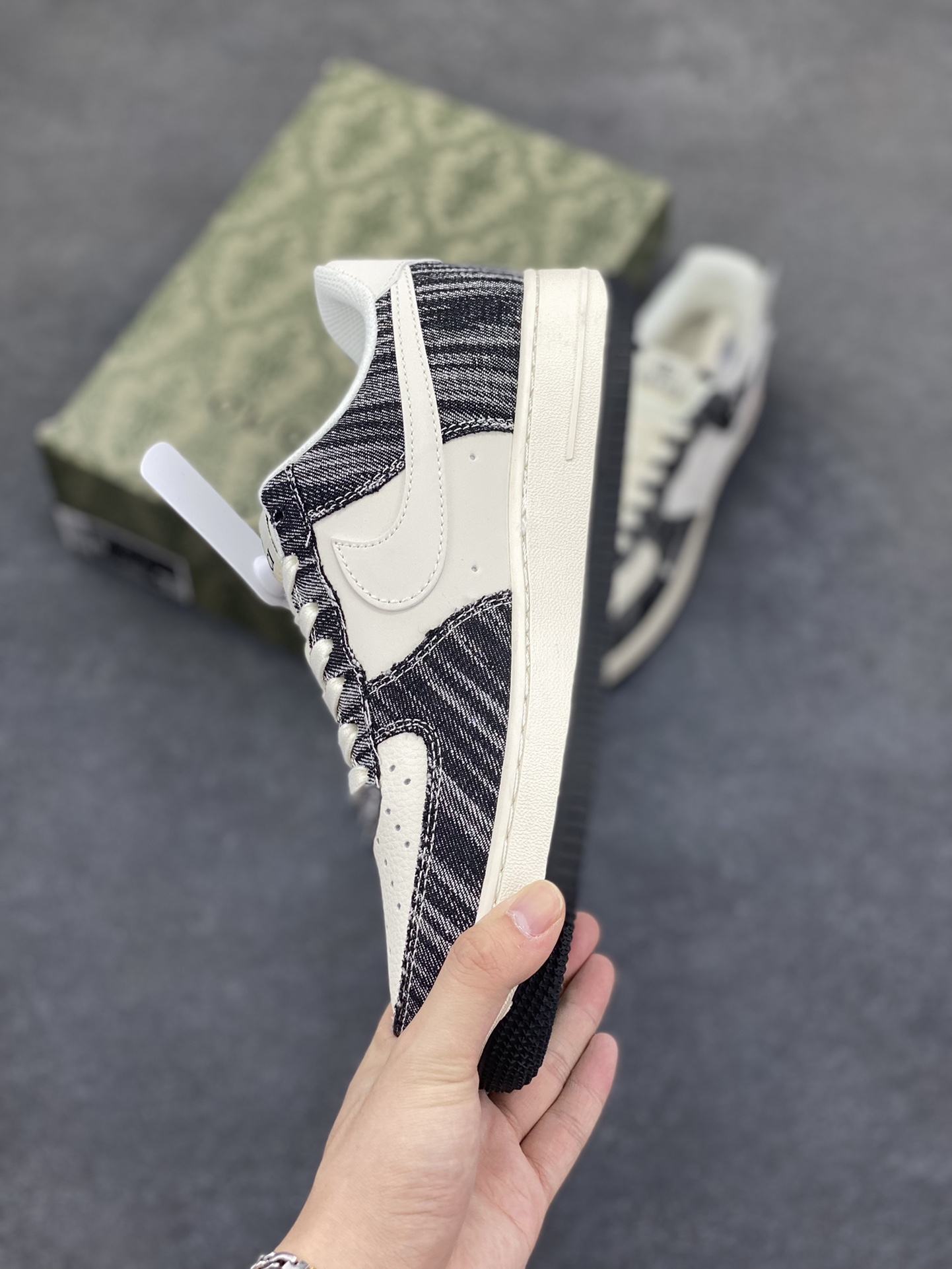 图片[3]-NIke Air Force 1 \’07 Low “GUCCI古驰联名——黑白牛仔”空军一号 低帮 运动鞋 休闲鞋 折边针车 工艺难度大 原楦头原纸板 原装鞋盒 定制五金配件 内置全掌气垫 原厂鞋底 货号：HS8068-011 尺码：36 36.5 37.5 38 38.5 39 40 40.5 41 42 42.5 43 44 44.5 45-选品中心