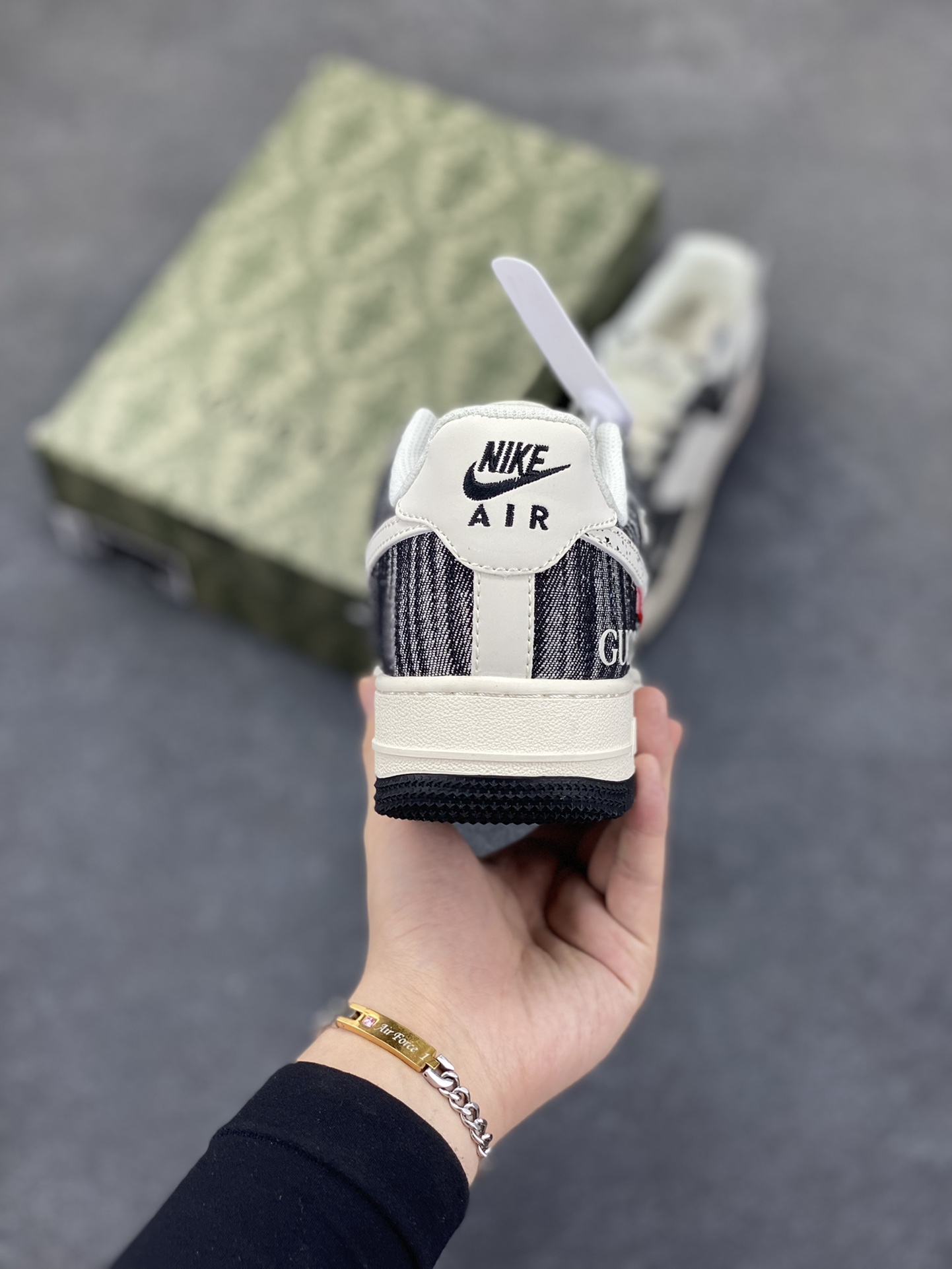 图片[4]-NIke Air Force 1 \’07 Low “GUCCI古驰联名——黑白牛仔”空军一号 低帮 运动鞋 休闲鞋 折边针车 工艺难度大 原楦头原纸板 原装鞋盒 定制五金配件 内置全掌气垫 原厂鞋底 货号：HS8068-011 尺码：36 36.5 37.5 38 38.5 39 40 40.5 41 42 42.5 43 44 44.5 45-选品中心