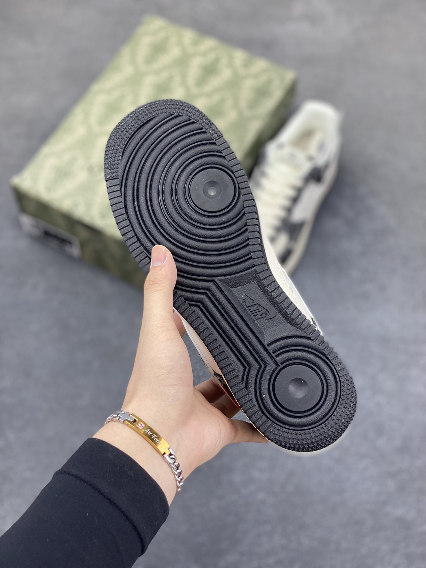 图片[5]-NIke Air Force 1 \’07 Low “GUCCI古驰联名——黑白牛仔”空军一号 低帮 运动鞋 休闲鞋 折边针车 工艺难度大 原楦头原纸板 原装鞋盒 定制五金配件 内置全掌气垫 原厂鞋底 货号：HS8068-011 尺码：36 36.5 37.5 38 38.5 39 40 40.5 41 42 42.5 43 44 44.5 45-选品中心