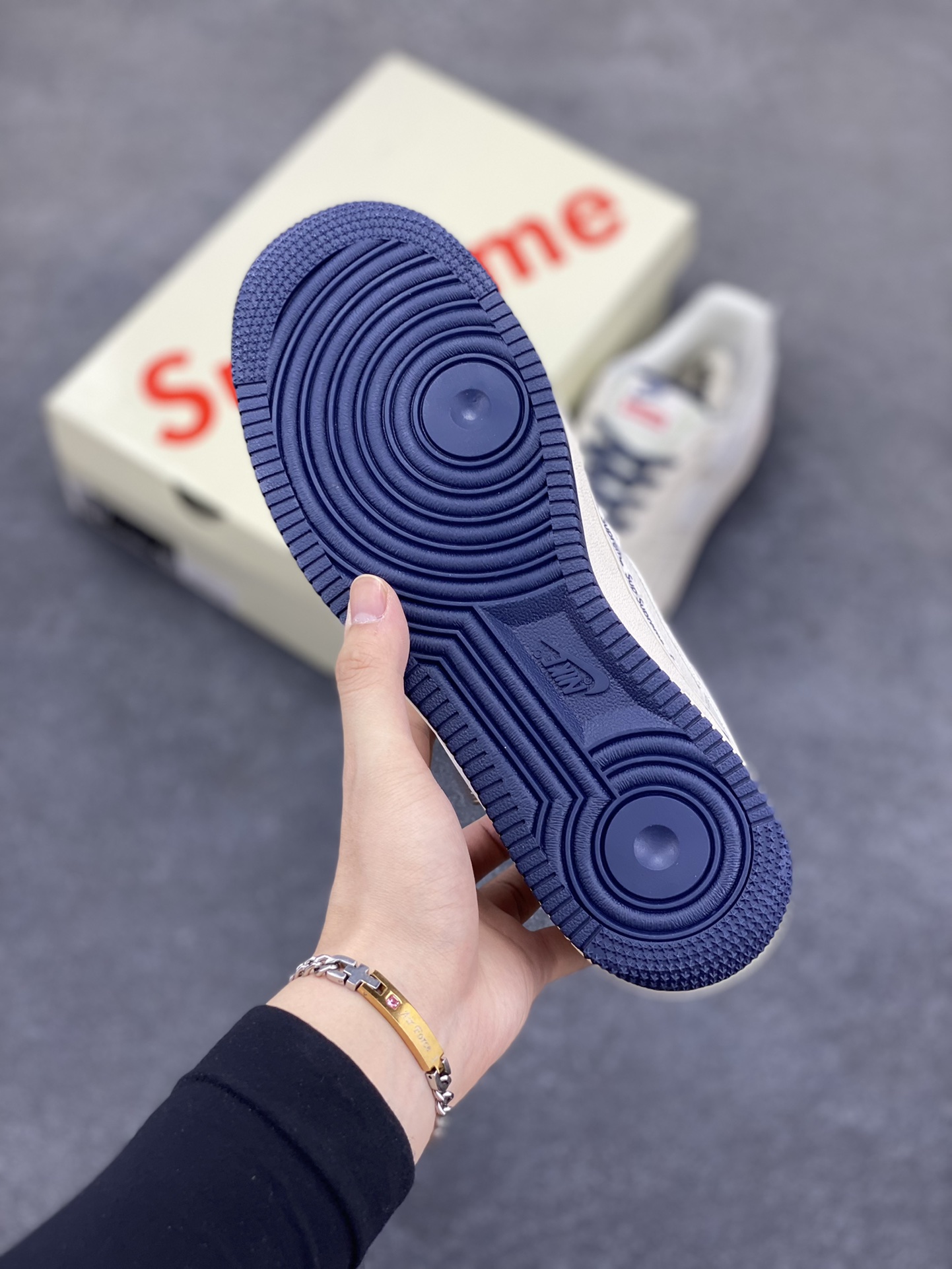 图片[5]-NIke Air Force 1 \’07 Low “Supreme联名——米蓝弹幕”空军一号 低帮 运动鞋 休闲鞋 折边针车 工艺难度大 原楦头原纸板 原装鞋盒 定制五金配件 内置全掌气垫 原厂鞋底 货号：XX3168-203 尺码：36 36.5 37.5 38 38.5 39 40 40.5 41 42 42.5 43 44 44.5 45-选品中心