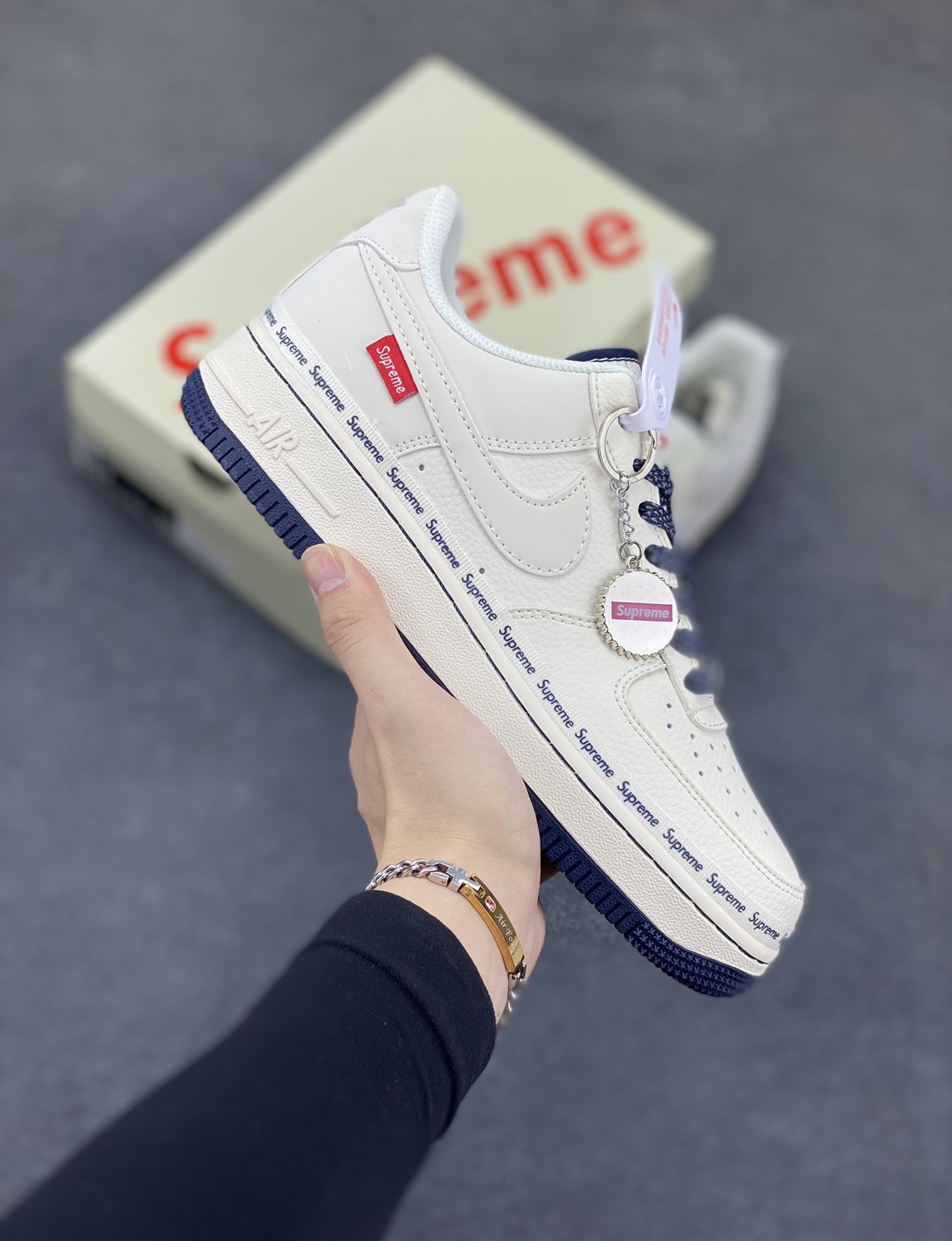 NIke Air Force 1 \’07 Low “Supreme联名——米蓝弹幕”空军一号 低帮 运动鞋 休闲鞋 折边针车 工艺难度大 原楦头原纸板 原装鞋盒 定制五金配件 内置全掌气垫 原厂鞋底 货号:XX3168-203 尺码:36 36.5 37.5 38 38.5 39 40 40.5 41 42 42.5 43 44 44.5 45-选品中心