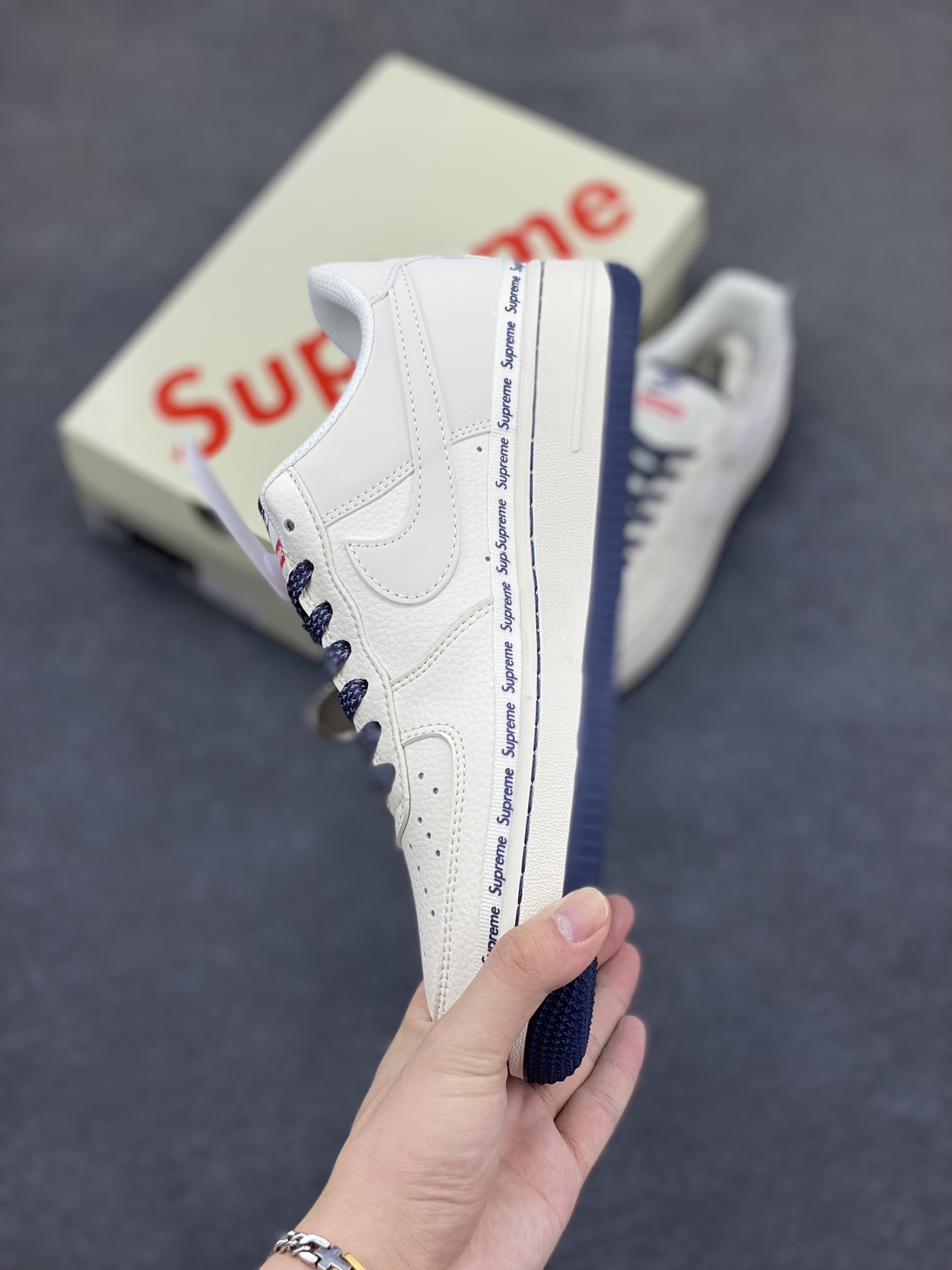 图片[3]-NIke Air Force 1 \’07 Low “Supreme联名——米蓝弹幕”空军一号 低帮 运动鞋 休闲鞋 折边针车 工艺难度大 原楦头原纸板 原装鞋盒 定制五金配件 内置全掌气垫 原厂鞋底 货号：XX3168-203 尺码：36 36.5 37.5 38 38.5 39 40 40.5 41 42 42.5 43 44 44.5 45-选品中心