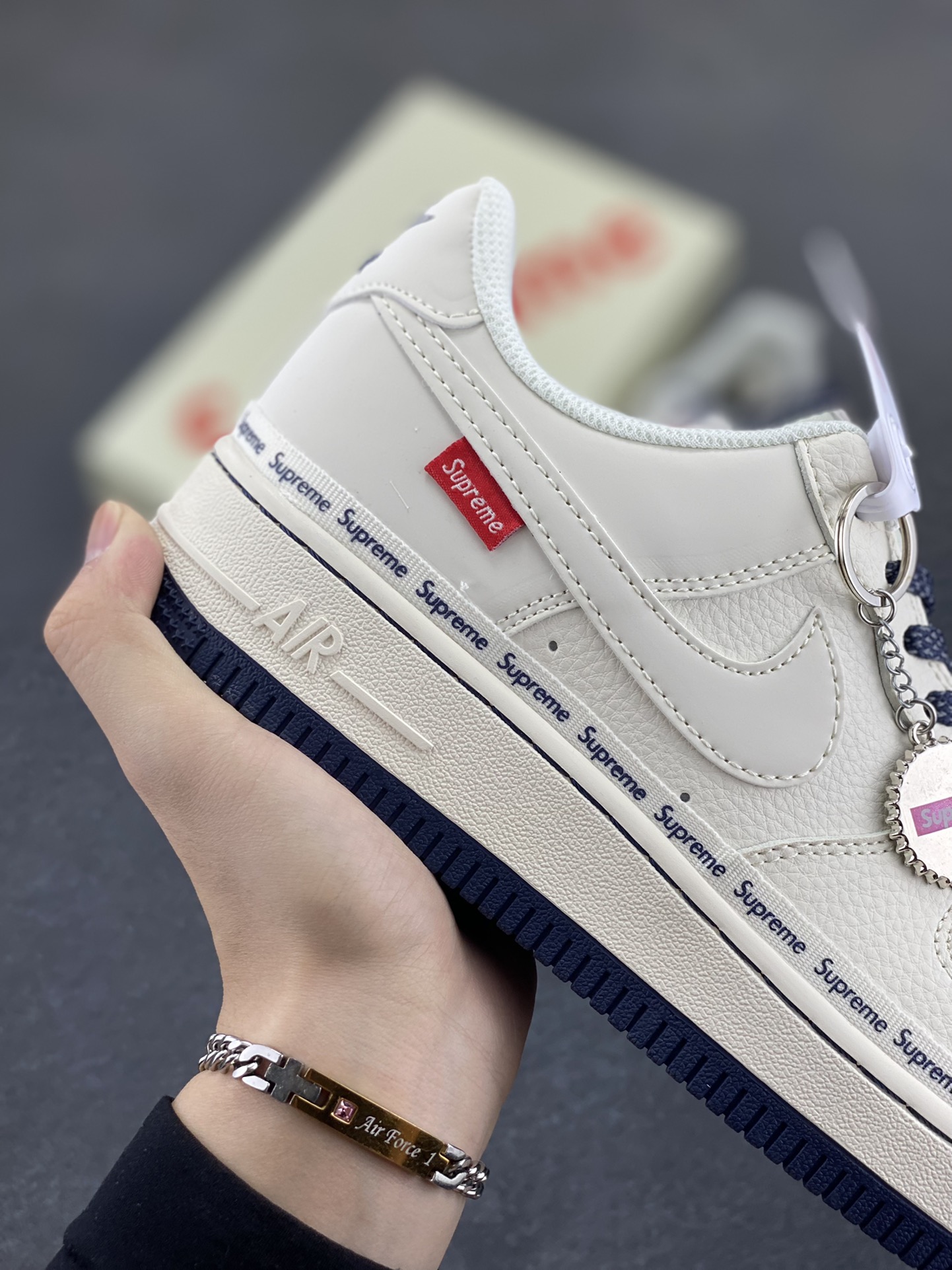 图片[6]-NIke Air Force 1 \’07 Low “Supreme联名——米蓝弹幕”空军一号 低帮 运动鞋 休闲鞋 折边针车 工艺难度大 原楦头原纸板 原装鞋盒 定制五金配件 内置全掌气垫 原厂鞋底 货号：XX3168-203 尺码：36 36.5 37.5 38 38.5 39 40 40.5 41 42 42.5 43 44 44.5 45-选品中心