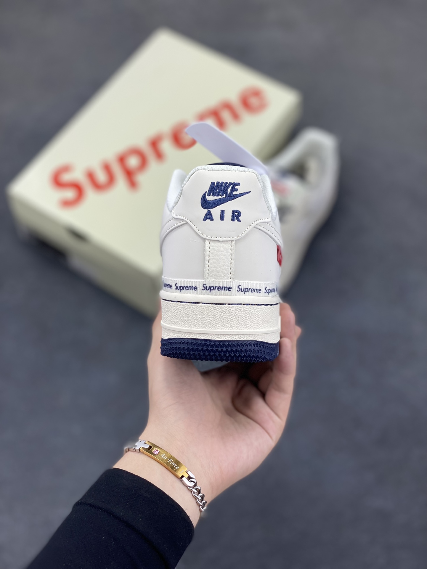 图片[4]-NIke Air Force 1 \’07 Low “Supreme联名——米蓝弹幕”空军一号 低帮 运动鞋 休闲鞋 折边针车 工艺难度大 原楦头原纸板 原装鞋盒 定制五金配件 内置全掌气垫 原厂鞋底 货号：XX3168-203 尺码：36 36.5 37.5 38 38.5 39 40 40.5 41 42 42.5 43 44 44.5 45-选品中心