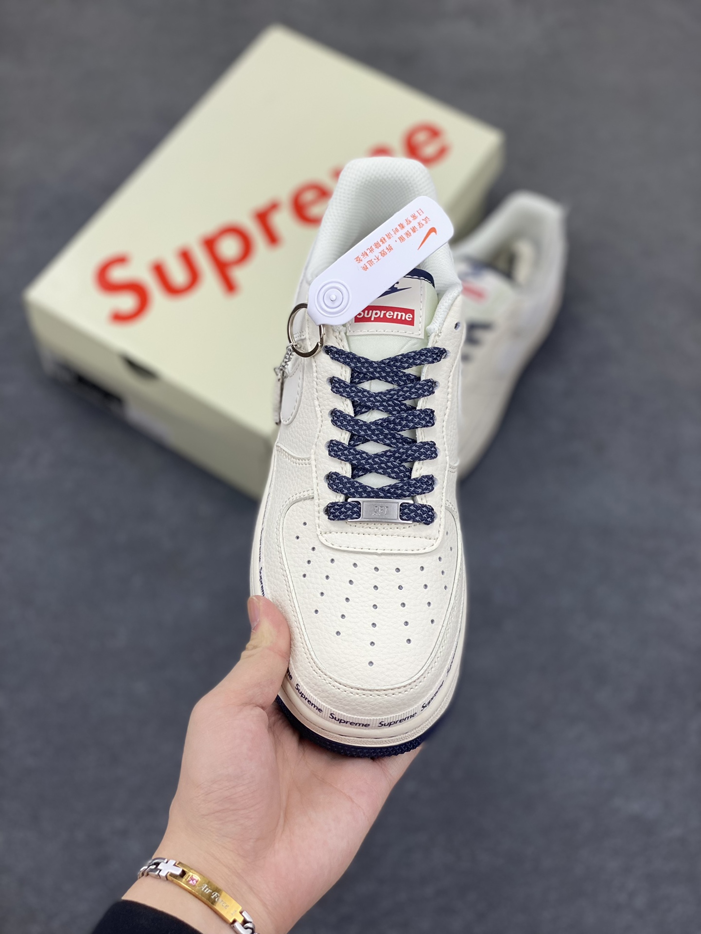 图片[2]-NIke Air Force 1 \’07 Low “Supreme联名——米蓝弹幕”空军一号 低帮 运动鞋 休闲鞋 折边针车 工艺难度大 原楦头原纸板 原装鞋盒 定制五金配件 内置全掌气垫 原厂鞋底 货号：XX3168-203 尺码：36 36.5 37.5 38 38.5 39 40 40.5 41 42 42.5 43 44 44.5 45-选品中心